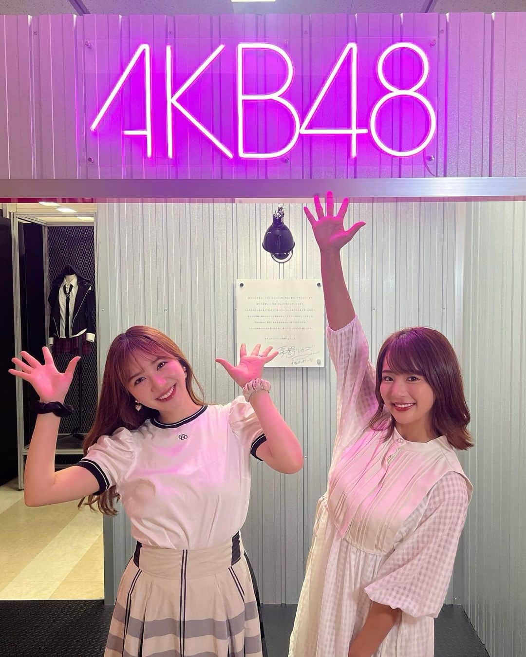 平嶋夏海さんのインスタグラム写真 - (平嶋夏海Instagram)「少し前だけど、【AKB48 大衣装展〜オサレカンパニーの世界〜】に河西智美ちゃん @chiyu3u と行ってきました！ 今回改めて歴代の衣装を見て感じたことは AKB48の衣装は オサレカンパニーの衣装は 最高に可愛くて めいいっぱいの愛が詰まってるということでした。  衣装としての可愛さはもちろんSSS級だけど メンバーが着た時によりスタイルがよく見えたり 振り付けが綺麗に見えるようにだったり 歌詞の意味が込められていたり しかも踊りやすさや早替えのしやすさも兼ね備えてて… すごすぎる…。 これから着る衣装が全てオサレカンパニーが担当だったらそんな幸せなことないってくらいその衣装を身につけるメンバーへの愛が詰まっていました。 茅野しのぶさんが結成初期からずっと側で支えてくれて相談に乗ってくれたり見ていていたからこそ  そんなところまで見ててくれてたの？ 気が付いてくれていたの？  と驚くほど一人一人の好みや長所を知ってたり むしろ自分じゃ気が付かなかった長所を発見してくれていたなと。 AKB48の衣装を着ていたからこそよりそのすごさを痛感しています。  オリジナルデザインの生地を使った衣装もかなり多いし こんな繊細なレースを踊る衣装につけていいのっていうものや 新聞紙やお菓子のパッケージをオリジナルで作ってそれで衣装作ったり ストーンをひとつひとつ手作業で何十人分と付けてくれたり そしてなによりその時々のファッションの流行を取り入れているからおしゃれで真似したくなるし その流行りが終わってから着てるとよりエモさが増すという。 最終日だったけど見に行けて本当によかったと思いました。  オサレカンパニーの作る衣装が大好きです。 またいつか着る機会があったらいいな。」8月22日 9時57分 - natsuminsta528