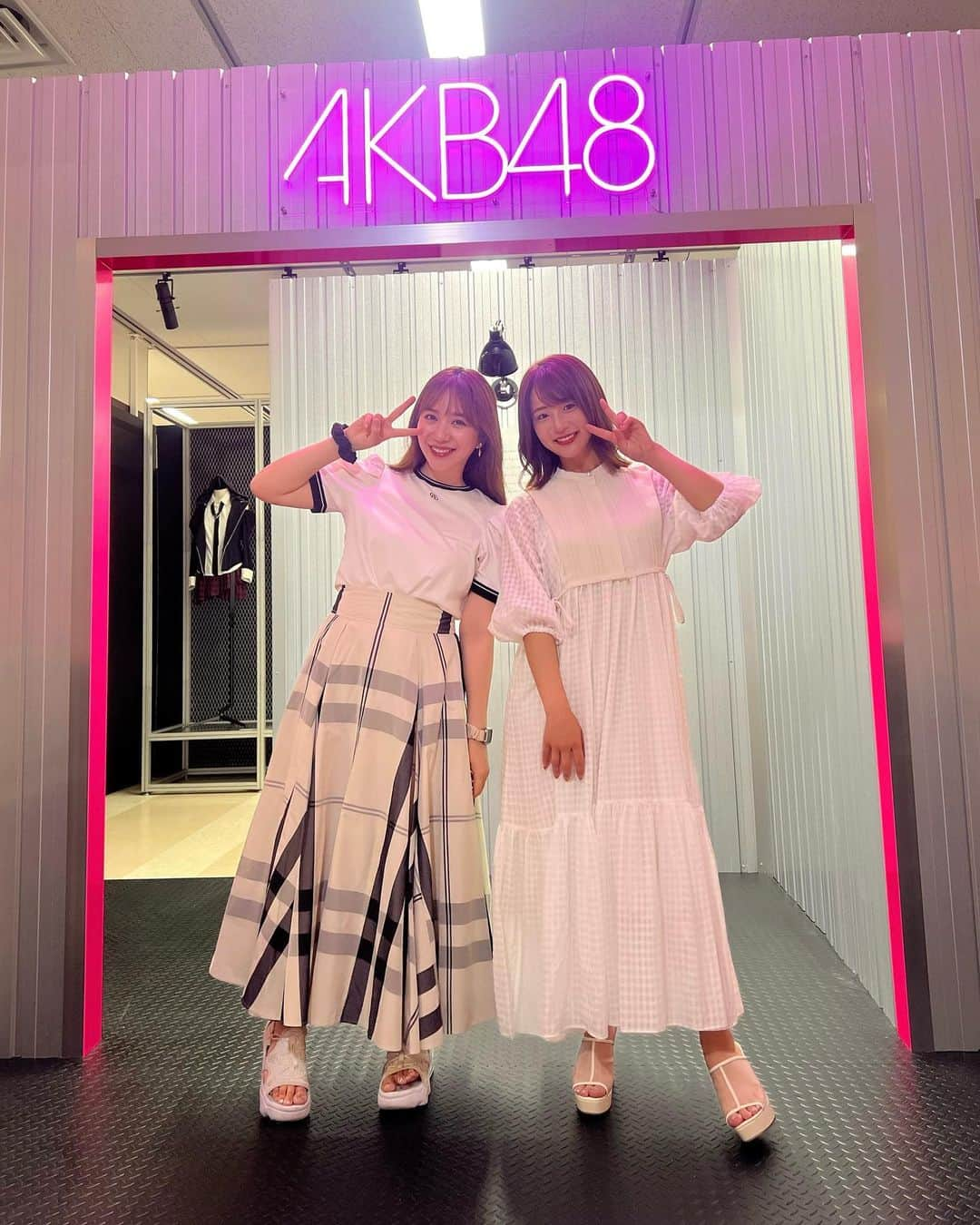 平嶋夏海のインスタグラム：「少し前だけど、【AKB48 大衣装展〜オサレカンパニーの世界〜】に河西智美ちゃん @chiyu3u と行ってきました！ 今回改めて歴代の衣装を見て感じたことは AKB48の衣装は オサレカンパニーの衣装は 最高に可愛くて めいいっぱいの愛が詰まってるということでした。  衣装としての可愛さはもちろんSSS級だけど メンバーが着た時によりスタイルがよく見えたり 振り付けが綺麗に見えるようにだったり 歌詞の意味が込められていたり しかも踊りやすさや早替えのしやすさも兼ね備えてて… すごすぎる…。 これから着る衣装が全てオサレカンパニーが担当だったらそんな幸せなことないってくらいその衣装を身につけるメンバーへの愛が詰まっていました。 茅野しのぶさんが結成初期からずっと側で支えてくれて相談に乗ってくれたり見ていていたからこそ  そんなところまで見ててくれてたの？ 気が付いてくれていたの？  と驚くほど一人一人の好みや長所を知ってたり むしろ自分じゃ気が付かなかった長所を発見してくれていたなと。 AKB48の衣装を着ていたからこそよりそのすごさを痛感しています。  オリジナルデザインの生地を使った衣装もかなり多いし こんな繊細なレースを踊る衣装につけていいのっていうものや 新聞紙やお菓子のパッケージをオリジナルで作ってそれで衣装作ったり ストーンをひとつひとつ手作業で何十人分と付けてくれたり そしてなによりその時々のファッションの流行を取り入れているからおしゃれで真似したくなるし その流行りが終わってから着てるとよりエモさが増すという。 最終日だったけど見に行けて本当によかったと思いました。  オサレカンパニーの作る衣装が大好きです。 またいつか着る機会があったらいいな。」