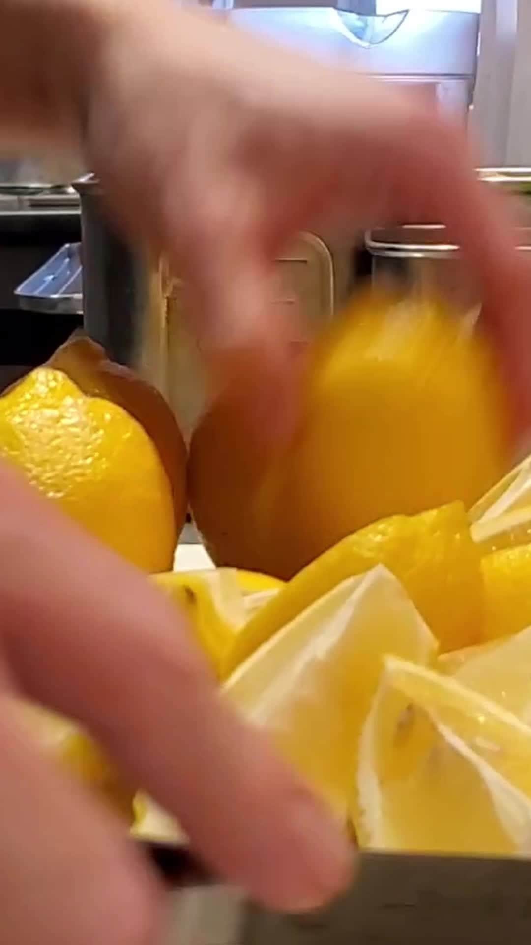 モンスーンカフェのインスタグラム：「気軽にいらしてください！新鮮な食材で作る料理、とにかくおいしいんですよ！ 🍋⁠ Come enjoy our yummy food without any worries! Everything's made fresh, so it's always delicious! 🥒😋」