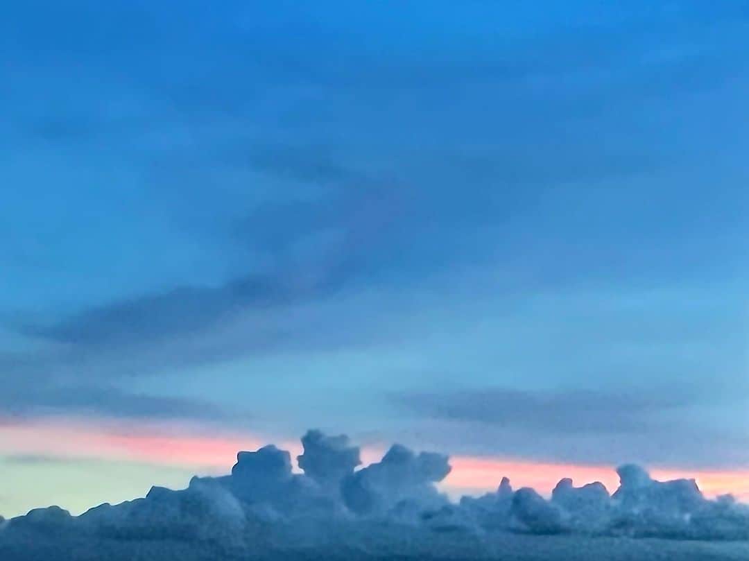 竹井亮介のインスタグラム：「2023年8月21日。 午後6時40分頃、西の空。 #空」