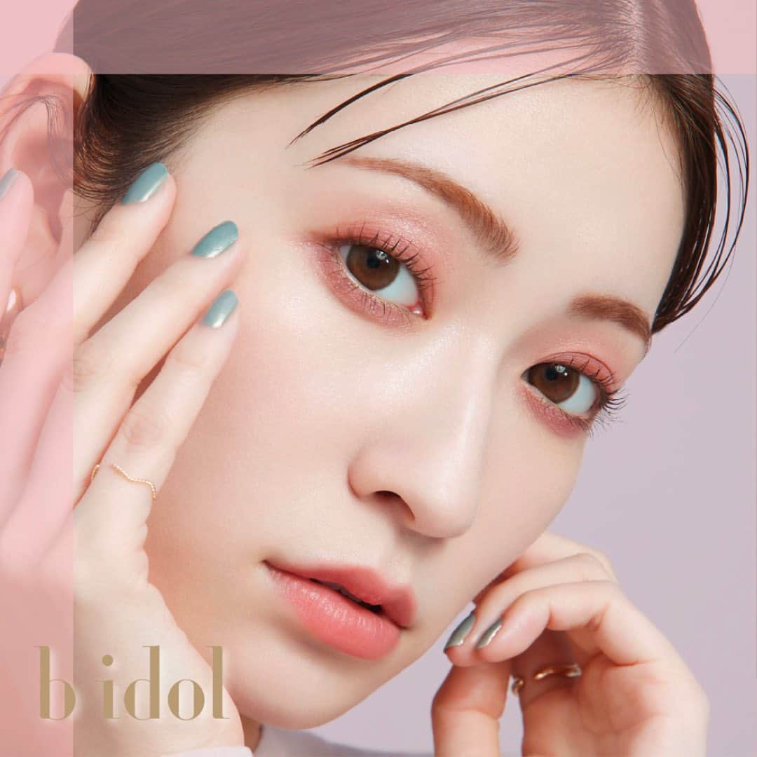 B IDOLのインスタグラム：「𝐛 𝐢𝐝𝐨𝐥 ♡ 𝐍𝐞𝐰 𝐈𝐭𝐞𝐦 ˎˊ˗   アイシャドウの上から重ねてニュアンスチェンジ。  サラっとなじませ、目元キレイ。 簡単お直し×きらめき＆キープ  ＿＿＿＿＿＿＿＿＿＿＿＿＿＿＿＿　 ⁡  　　　　　⸜ 𝓝𝓮𝔀 ⸝ 　 “ごまかしシャドウ“ Debut   　  ー 2023.10.23 (Mon) ー ⁡ 　　　#ごまかしシャドウ  ＿＿＿＿＿＿＿＿＿＿＿＿＿＿＿＿　  質感の異なる2色のシャドウで補正 美しい仕上がりに。  𝟎𝟏 レタッチピンク (1.4g) 𝟎𝟐 レタッチベージュ (1.5g)  ┈ ┈ ┈ ┈ ┈ ┈ ┈ ┈ ┈ ┈ ┈   サラっと質感の皮脂吸着パウダーで キレイが続く。  𝟎𝟑 フィルタークリア (0.7g)  ＿＿＿＿＿＿＿＿＿＿＿＿＿＿＿＿  ごまかしシャドウ 全3種 ¥1,397(税込) 2023.10.23(Mon)発売  ⁡ #bidol #ビーアイドル #吉田朱里 #アカリン  #シングルシャドウ #フェイスパウダー #ルースパウダー  #新色 #2023年秋冬  #bidol新作」