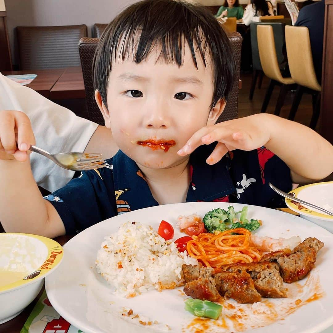 さえりさんのインスタグラム写真 - (さえりInstagram)「姪と遊んでいたお子太郎が、姪の新しいおもちゃを使うたび「ちがう！こうやるの！だめ！だめ！ちがうってば！」と怒られていて(😂)、喧嘩になるかな？と思いきや、ちっちゃな声で「ﾁｶﾞｳﾉ？　ｵｼｴﾃ？」と返していておどろいた。  この前も、じゃぶじゃぶ池に遊びに行った時、予想外に子供達が浮き輪やおもちゃを持参していて、手ぶらの私に向かって何度も「お子太郎の浮き輪は？お子太郎のおもちゃは？」と切ない顔で聞いてきたけど、「ごめんね…ママ忘れちゃって…」と謝ると「ｲｲﾖ…」と言ってくれた。  なんだか、優しくてびっくりしちゃう。  ちなみに姪と遊んだ夜「今日、姪ちゃんと遊んで楽しかった？」と聞いたら「たのしかった。姪ちゃんはぁ…ダメだよダメだよって言ってたから…お子太郎は…パパと座ってた」と返ってきたので、一応印象には残っていたらしい。😂」8月22日 10時11分 - n908sa