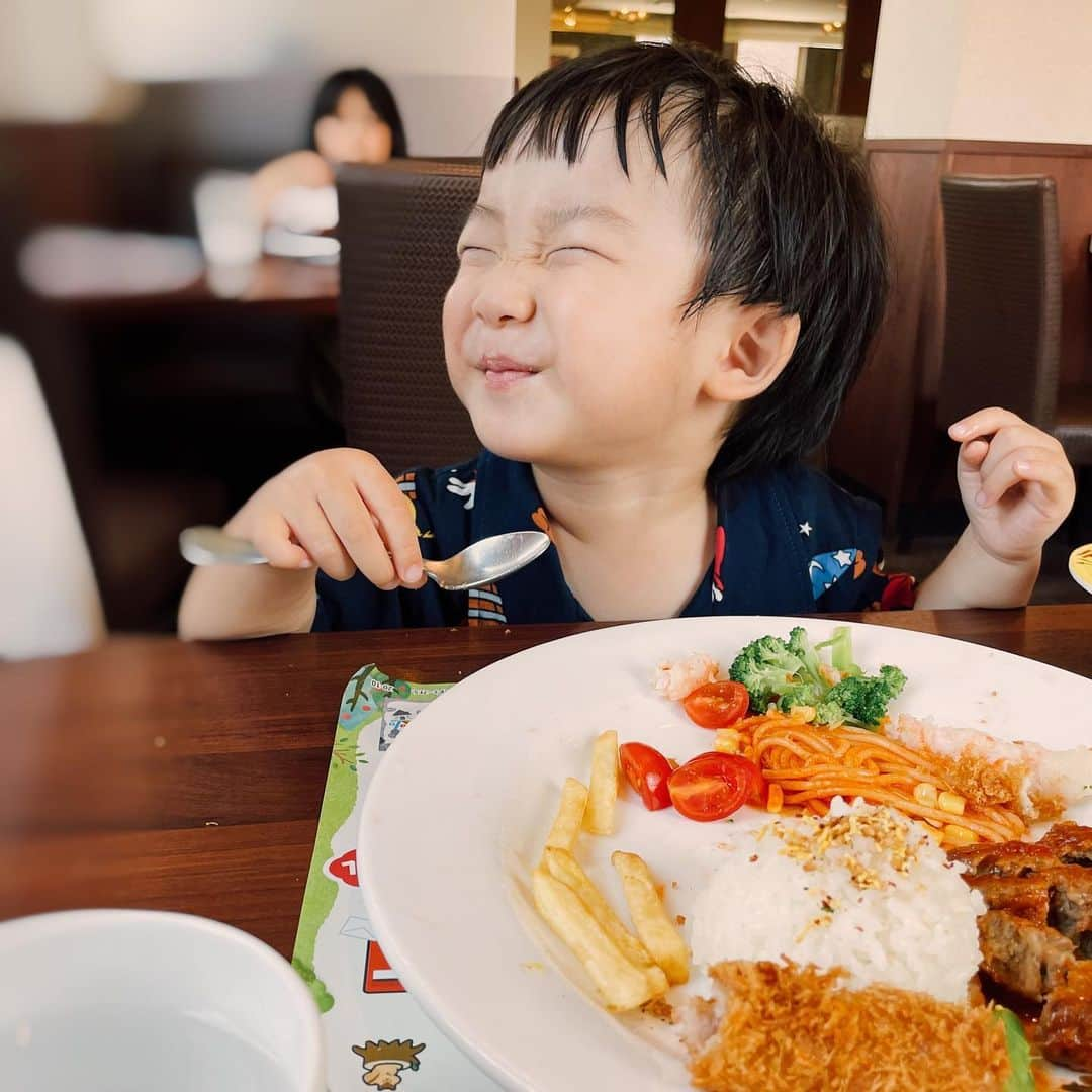 さえりのインスタグラム：「姪と遊んでいたお子太郎が、姪の新しいおもちゃを使うたび「ちがう！こうやるの！だめ！だめ！ちがうってば！」と怒られていて(😂)、喧嘩になるかな？と思いきや、ちっちゃな声で「ﾁｶﾞｳﾉ？　ｵｼｴﾃ？」と返していておどろいた。  この前も、じゃぶじゃぶ池に遊びに行った時、予想外に子供達が浮き輪やおもちゃを持参していて、手ぶらの私に向かって何度も「お子太郎の浮き輪は？お子太郎のおもちゃは？」と切ない顔で聞いてきたけど、「ごめんね…ママ忘れちゃって…」と謝ると「ｲｲﾖ…」と言ってくれた。  なんだか、優しくてびっくりしちゃう。  ちなみに姪と遊んだ夜「今日、姪ちゃんと遊んで楽しかった？」と聞いたら「たのしかった。姪ちゃんはぁ…ダメだよダメだよって言ってたから…お子太郎は…パパと座ってた」と返ってきたので、一応印象には残っていたらしい。😂」