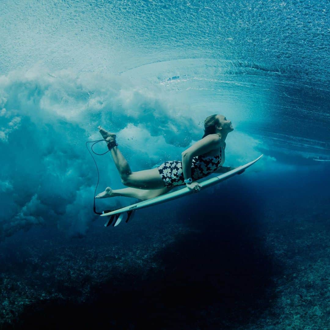 カリッサ・ムーアさんのインスタグラム写真 - (カリッサ・ムーアInstagram)「Tahiti recap ✨  1. @wsl made us the coolest Olympic team jackets! #teamusa  2. Duck dive at Teahupo’o by @be_ryder  3. Treasure hunting 4. Hanging with the Tahiti Pro Champ @caroline_markss 👑  5. @ahiotomoua home is heaven 6. This rock had mana 7. Wild raspberries! 8. @heeuri_explorer the best hiking guide there is! The bluest of blue waterfalls in the middle of the island. 9. My diet starts now 🫠 @ahiotomoua  10. This is us 🥰❤️」8月22日 10時14分 - rissmoore10