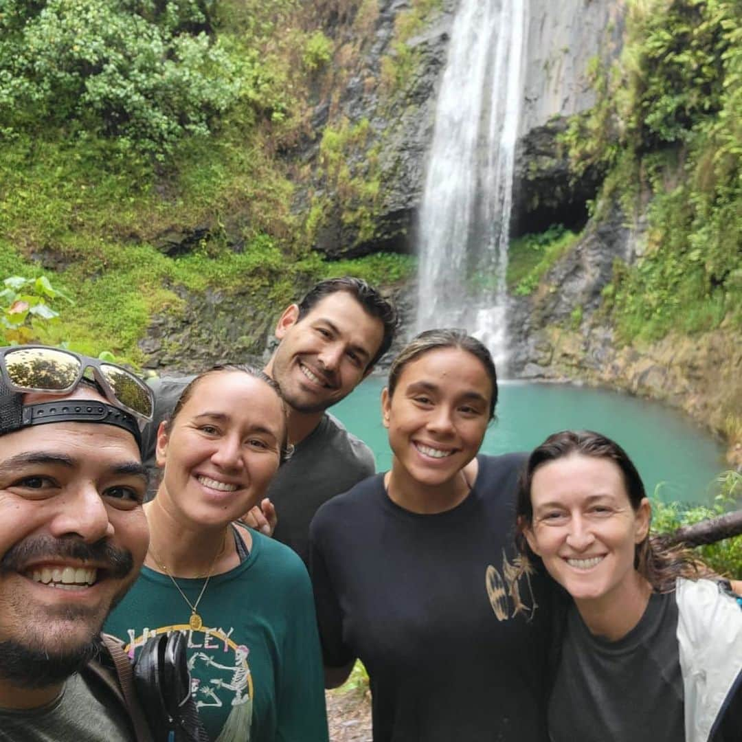 カリッサ・ムーアさんのインスタグラム写真 - (カリッサ・ムーアInstagram)「Tahiti recap ✨  1. @wsl made us the coolest Olympic team jackets! #teamusa  2. Duck dive at Teahupo’o by @be_ryder  3. Treasure hunting 4. Hanging with the Tahiti Pro Champ @caroline_markss 👑  5. @ahiotomoua home is heaven 6. This rock had mana 7. Wild raspberries! 8. @heeuri_explorer the best hiking guide there is! The bluest of blue waterfalls in the middle of the island. 9. My diet starts now 🫠 @ahiotomoua  10. This is us 🥰❤️」8月22日 10時14分 - rissmoore10