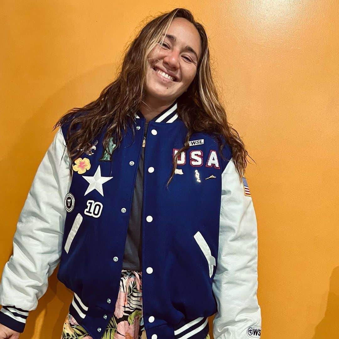 カリッサ・ムーアのインスタグラム：「Tahiti recap ✨  1. @wsl made us the coolest Olympic team jackets! #teamusa  2. Duck dive at Teahupo’o by @be_ryder  3. Treasure hunting 4. Hanging with the Tahiti Pro Champ @caroline_markss 👑  5. @ahiotomoua home is heaven 6. This rock had mana 7. Wild raspberries! 8. @heeuri_explorer the best hiking guide there is! The bluest of blue waterfalls in the middle of the island. 9. My diet starts now 🫠 @ahiotomoua  10. This is us 🥰❤️」