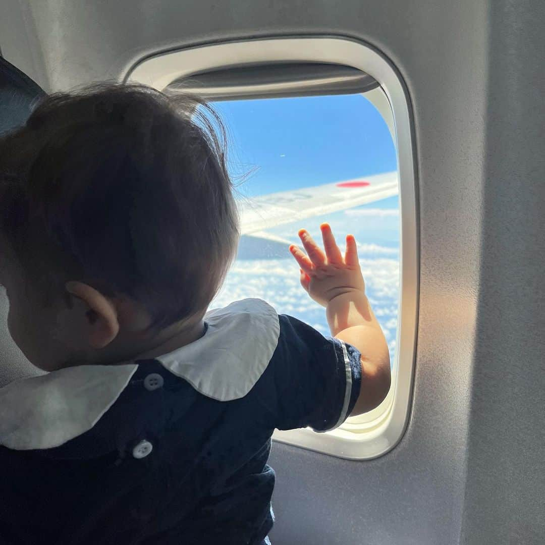 クリスティー麻里子のインスタグラム：「His first airplane trip✈️」