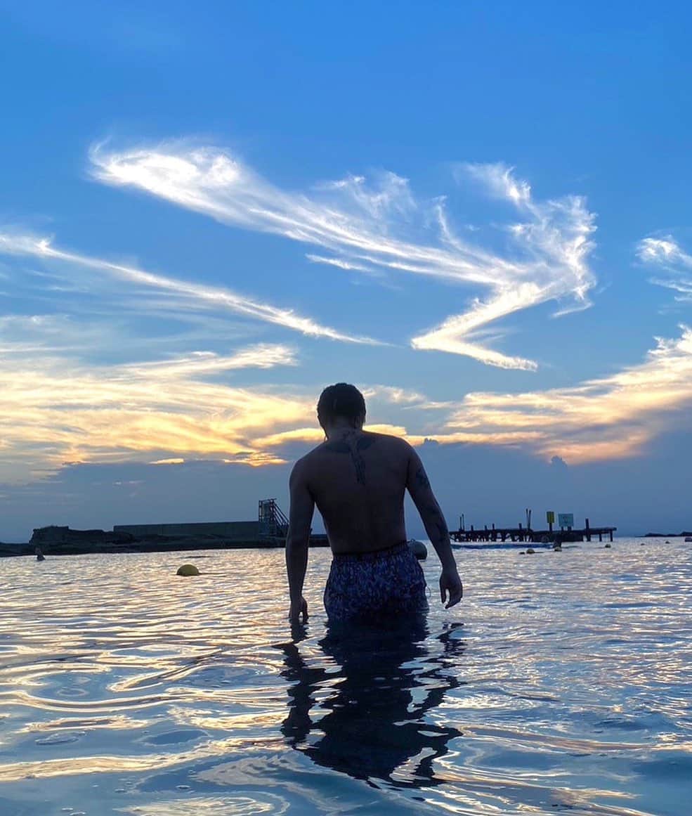 $oichiroのインスタグラム：「sunset🌄  #sea #goodtimes #photography #happy #kamehamehadaioo #pinkyshake #ocean #holiday #trip #sunset #🌄」