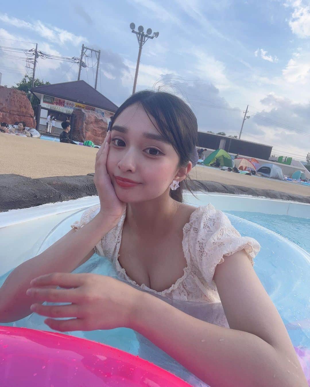 のインスタグラム：「. りあとサマーランド行ってきた🪞 . . . . . . . . . . . 今日は17歳最後の日...🤍 #シブサン　#shibu3project  #ピンククラス　#アイドル　#被写体　#モデル　#サロンモデル　#ポニーテール　#ロングヘア　#水着　#プール　#サマーランド　#05 #高校生　#jk #ljk #せるふぃー #selfie #ootd #instagood #followｍe #셀스타그램　#얼스타그램　#일본　#팔로우미　#친구」