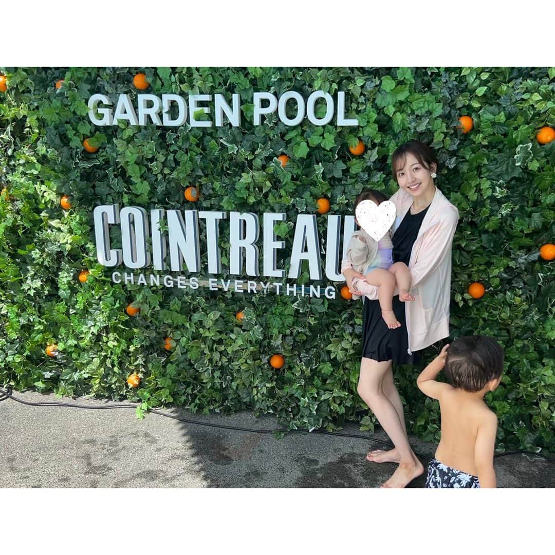 伊藤弘美さんのインスタグラム写真 - (伊藤弘美Instagram)「☺︎ ⁡ 夏の思い出☀️⛱️🍉 ⁡ お友だち家族とプール✨ ⁡ 娘は膝の上でちゃぷちゃぷ… 来年はもっと楽しめるかな☺️ ⁡ ⁡ ⁡ #プール　#子どもとお出かけ  #子連れお出かけ  #女の子ベビー　#女の子ママ　#男の子ママ　 #育児　ほぼ#2歳歳差育児　#2人育児」8月22日 10時26分 - hiromi_ito831