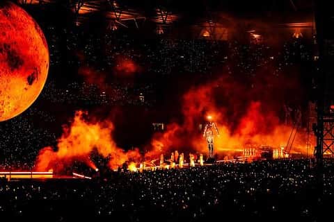 空山基のインスタグラム：「on fire 🔥🫣 . . .  Photo by @hyghly」