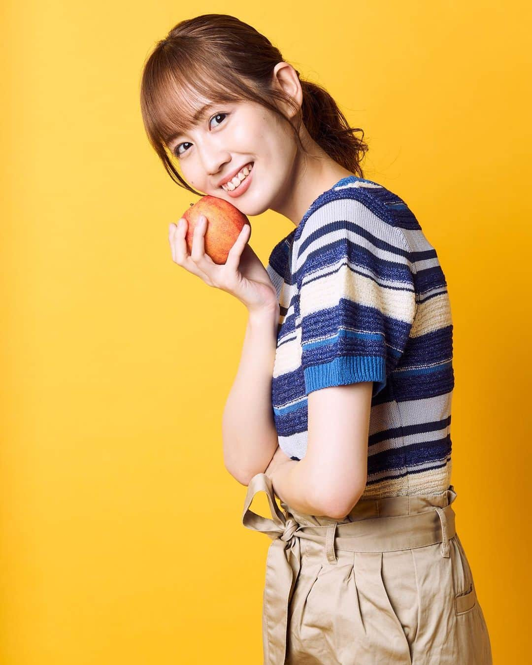 西村菜那子のインスタグラム：「大人になった真紀ちゃんシリーズアザーカット…🍎  ぜひグッズもILLUMINUS公式サイトからゲットしてください♡」