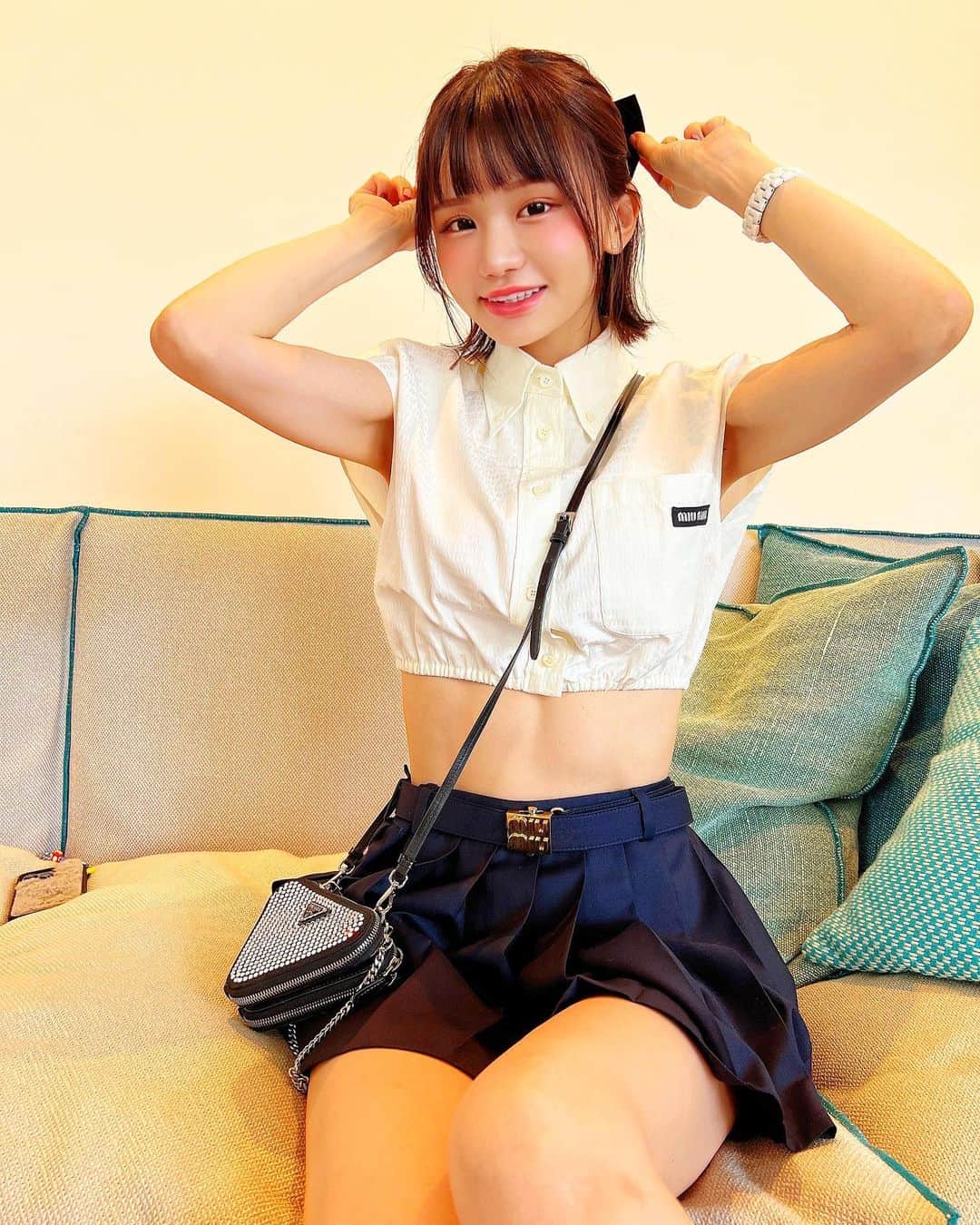 みもれもんのインスタグラム：「Hello everyone🍋I spend my days in pajamas and glasses at my parents house❣️🏠❣️These are the miniskirts and tops that I wore a lot this year＼(^ω^)／🍋♡ Summer clothes are cute, aren’t they⚡️🩵?  こんにちわぁぁ＼(^ω^)／🍋💓 少し遅めのお盆休みを地元で 過ごしています🤤🌻🍉  実家では毎日パジャマとメガネで 過ごしていますがっ🤓🏠❣️🩵  今年たくさん着たミニスカートと トップスです＼(^ω^)／🍋♡  夏服ってかわいいですよねぇ⚡️🩵？ @miumiu   #お盆休み #私服 #fashion #ootd #miumiu  #大阪 #みもれもん #mimolemon #ミニスカート」