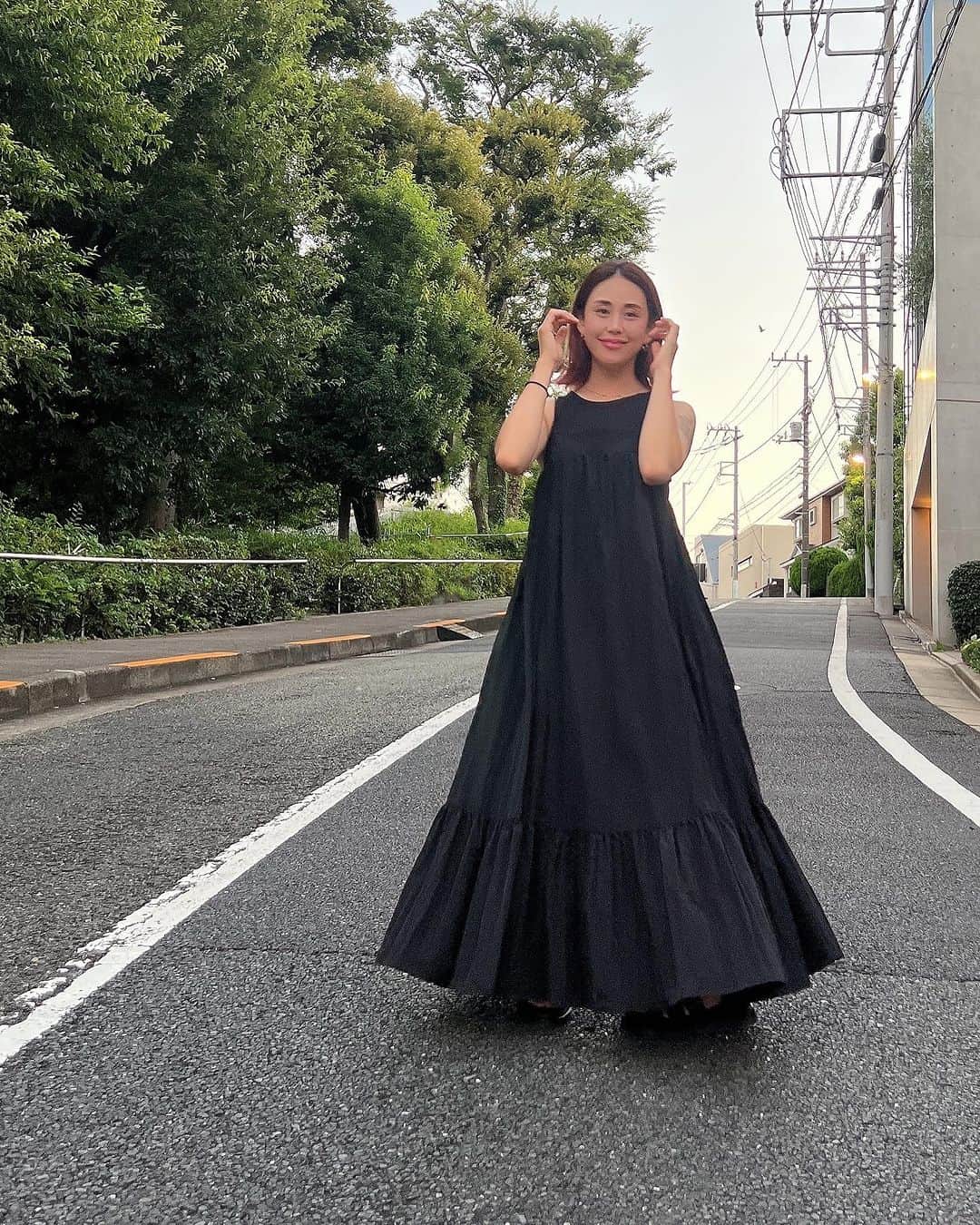 出浦寛子（HIROKO）のインスタグラム：「🖤🖤🖤 ワンピかわいいい‎😍お気に入り🫶🏻️ @maisonspecial_women   #✌🏻練習中の👧🏻 #どうしても4になっちゃう」