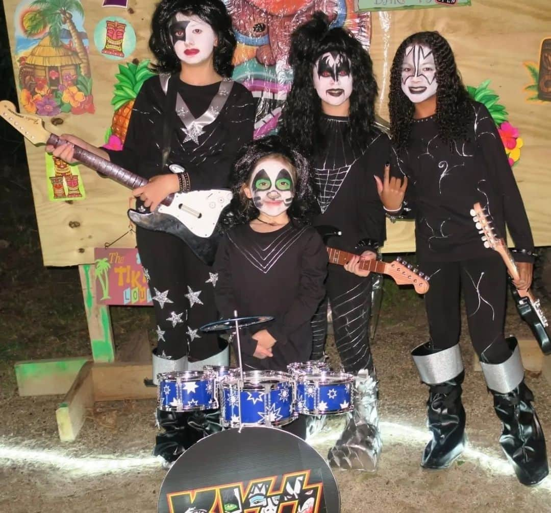 KISSさんのインスタグラム写真 - (KISSInstagram)「#KISSKids ROCK our world!! We LOVE these photos...keep them coming, #KISSARMY! www.KISSOnline.com/letters」8月22日 10時53分 - kissonline