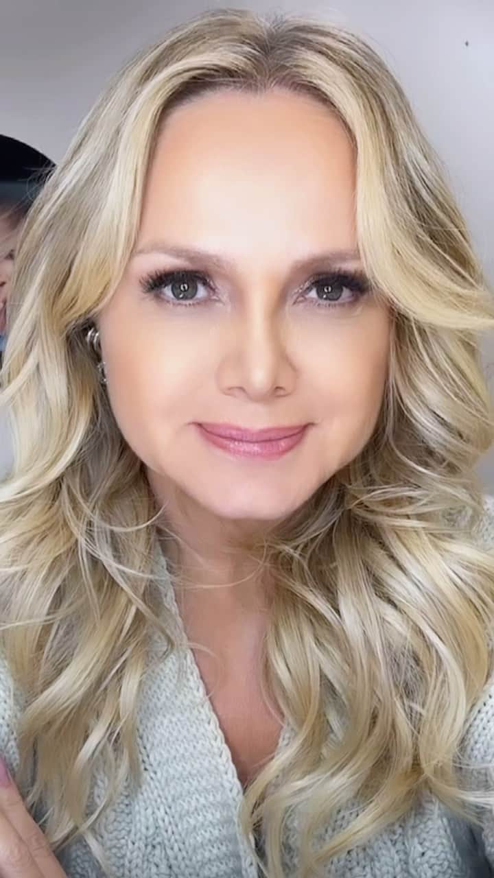 Eliana Michaelichin Bezerraのインスタグラム：「Estava com uma necessidade de falar com vocês agora no final da gravação e apareceu esse texto pra mim que tocou meu coração e quis compartilhar aqui. Recebam meu abraço afetuoso em forma de vídeo. Texto: @alexandro_gruber」