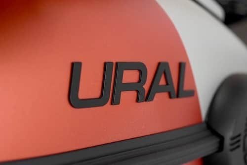 Ural Motorcyclesさんのインスタグラム写真 - (Ural MotorcyclesInstagram)「Meet Ural Expedition 究極のバイクアドベンチャーを念頭に置いて作られたGear Up Expeditionは、どこへでも行ける、何でもできるマシンであり、ほとんどの道路やオフロードに対応可能です。  Gear Up Expeditionは工場出荷時から、ライダーと同乗者が世界の果てまで行って戻るために必要なすべてが備わっています。標準のGear Upのすでに立派な装備に加えて、Gear Up Expeditionにはより多くの荷物スペース、バイクとサイドカーの頑丈なプロテクション、デザインにマッチしたライダー＆サイドカー風防、アップグレードされたサスペンションなどが備わっています。  詳しくはウラルジャパンのホームページへ！」8月22日 11時05分 - ural_japan_official