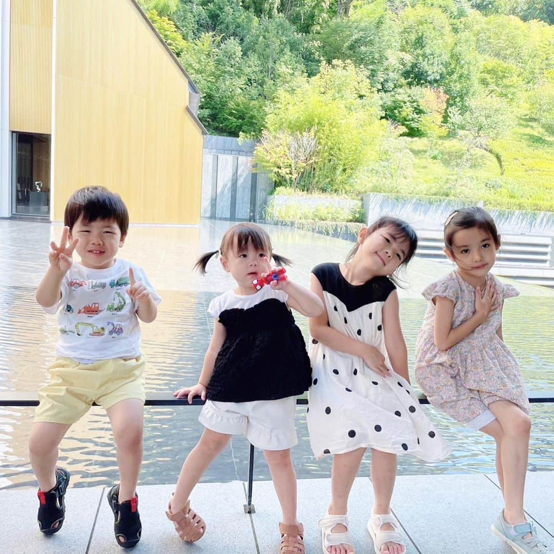 mariomi324のインスタグラム：「長女の仲良しちゃん家族と旅行に行ってきました👨‍👩‍👧‍👦👨‍👩‍👧‍👧 本当に楽しかったー！😆💕 何より娘たちの可愛い笑顔をたくさん見れて、母は幸せでした♥️ 大人たちも最高に楽しく呑んだ！🤣 また行きたいなぁ🫶 ⭐︎ まずは、ホテルでワチャワチャ編🏨 ✳︎ ✳︎ ✳︎ ✳︎ #5歳 #2歳10ヶ月 #女の子ママ #姉妹ママ #姉妹 #キッズコーデ #キッズファッション #姉妹コーデ #リンクコーデ #今日のコーデ #ootd #outfit #子供服 #kidsfashion #kidstagram #instakids #kidsphotography #sisters #プティマイン #petitmain  #家族旅行 #旅行記  #travel #travelphotography」