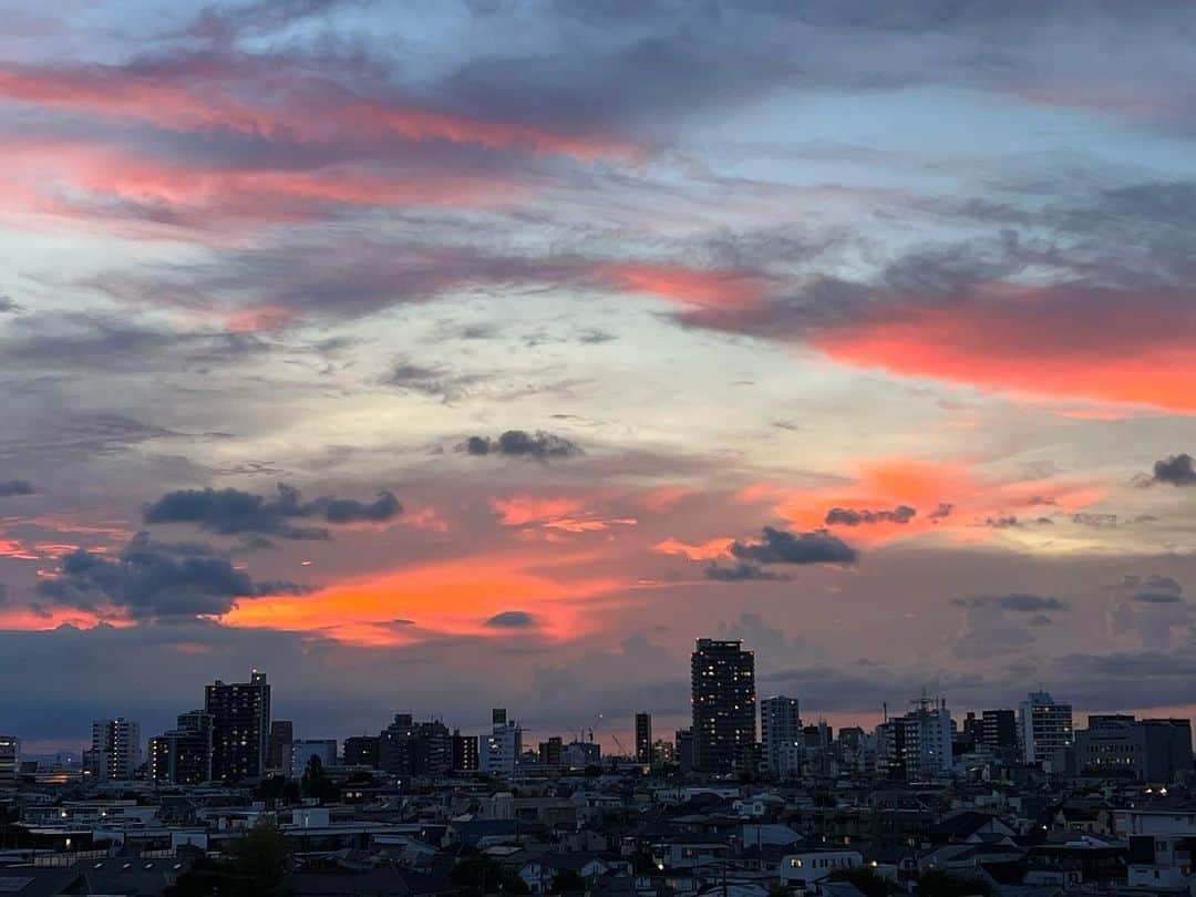 渡辺達生のインスタグラム：「2023.08.22…あっ！昨日の夕焼け忘れてた〜キレイだったよ… #tatsuowatanabe」