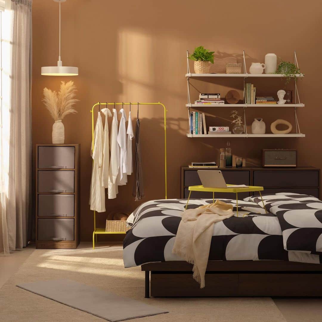 IKEA JAPANのインスタグラム：「ベッドルームを整えよう🛌 BRUKSVARA/ブルクスヴァーラ シリーズ ⁡ 新登場のBRUKSVARA/ブルクスヴァーラ シリーズには、寝室をもっとお気に入りの空間にするアイテムがたくさん。 柔らかなヘッドボードクッション付きのベッドや、シンプルで実用的なチェスト、衣類を見やすくしまえるワードローブはどれもお手ごろ価格。 6色展開のハンガーラックやサイドテーブルは手軽に個性を出せるアイテムです。好きな色を選んで自分らしい寝室をつくってみてください🌈 ⁡ #イケア #IKEA #ikeajapan #この家が好き #ものに居場所を #IKEAオンラインストア #ワンルーム #サステナブル #サスティナブル #おうち時間 #インテリア #家具 #部屋づくり #一人暮らし」