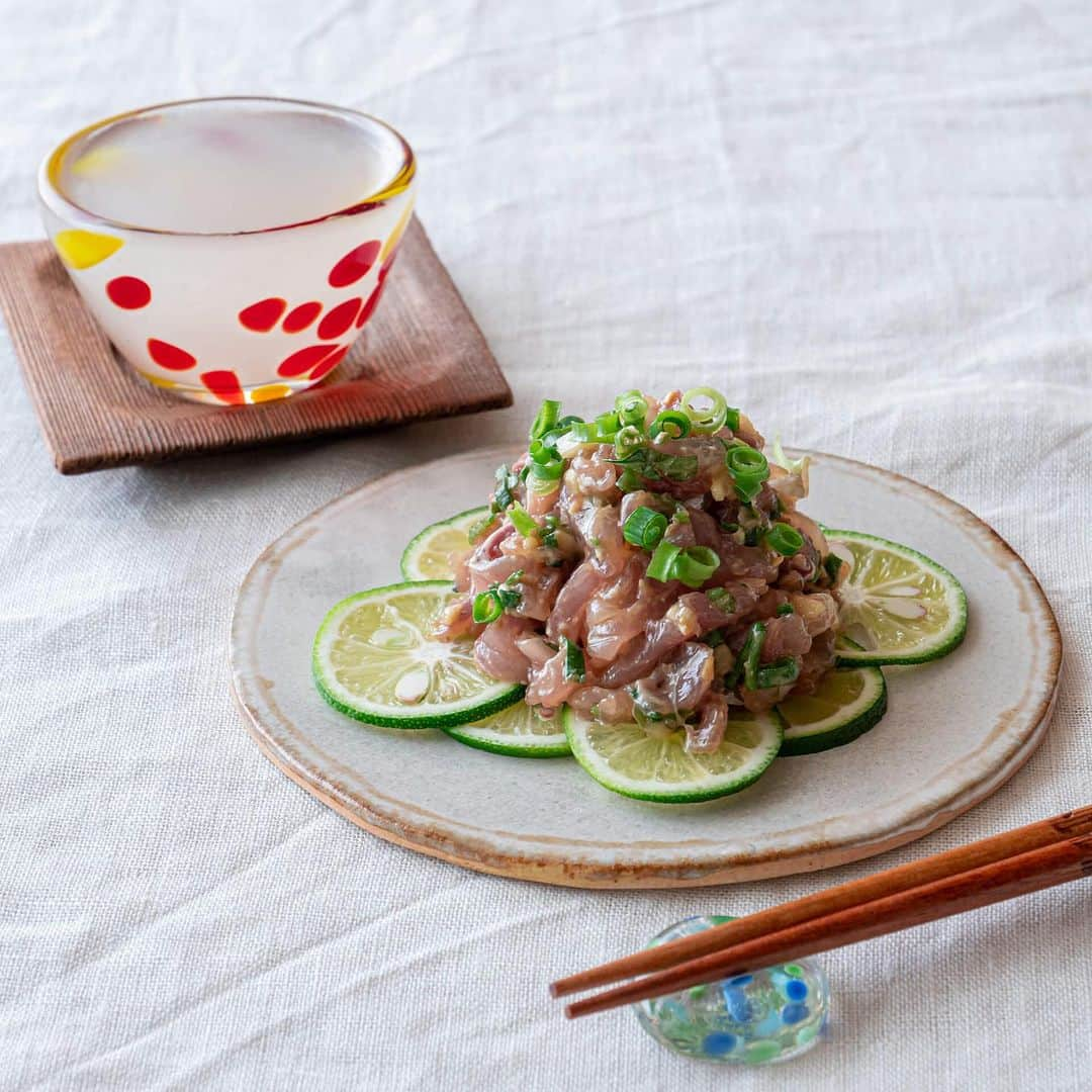 SnapDishさんのインスタグラム写真 - (SnapDishInstagram)「【おろし山椒】おすすめの食べ方をご紹介♪  『食卓を紡ぐおたより便 ～スパイス調味料編～ 』第三弾のアイテム、【おろし山椒】が公開されました。  【おろし山椒】とは、山椒の生産量日本一の和歌山県のなかでも、 古くから栽培が行われている有田川町の山間部で取れる「ぶどう山椒」をペーストにして作らられた、無添加調味料です。  ＊＊＊今回ご紹介するおすすめの食べ方はこちら＊＊＊ 【鯵の山椒なめろう】  いつものなめろうに、「おろし山椒」とオリーブオイルをプラスして、少し気分転換を。 柑橘の風味をプラスするのもおすすめです。 飲み合わせは爽やかな夏酒をどうぞ。  最後は冷たいお出汁をかけて、冷やし出汁茶漬けに♪食欲がない時にもさらっと食べられます。  いつものお料理に少しプラスするだけで、手軽に山椒の風味が楽しめ、 実山椒や粉山椒では味わえない、フレッシュな味わいも魅力です。  そんな生産者さんの熱い思いが詰まった「おろし山椒」をぜひ一度、体験してみてください。  ××××××××××××××××××  スナップディッシュでは、2ヶ月に1度、様々なテーマに沿った「あるとちょっと楽しいアイテム」と日々の料理が楽しくなる 「ちょっと素敵な読み物」をセットにしてお送りする「食卓を紡ぐおたより便」をお届けしています。  日々の食が少し楽しく、もっと美味しくなる体験、スナップディッシュと一緒に少しだけ覗いてみませんか？  #おたより便 #スナップディッシュマーケット #スナップディッシュ #旬レシピ #食卓を紡ぐおたより便 #かんじゃ山椒園 #おろし山椒 #山椒レシピ #スパイス調味料 #鯵のなめろう」8月22日 11時00分 - snapdish