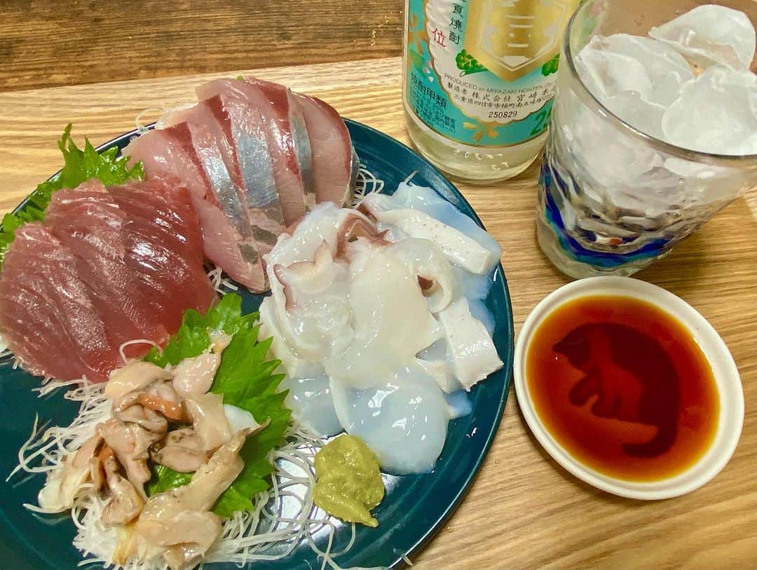 市川ヒロシのインスタグラム：「最近、連日 魚ばかり食べてる  刺身を食べて思ったんだが 「刺身と肉」  同じ量食べても 刺身の方が圧倒的に 満足感も満腹度も高いな」
