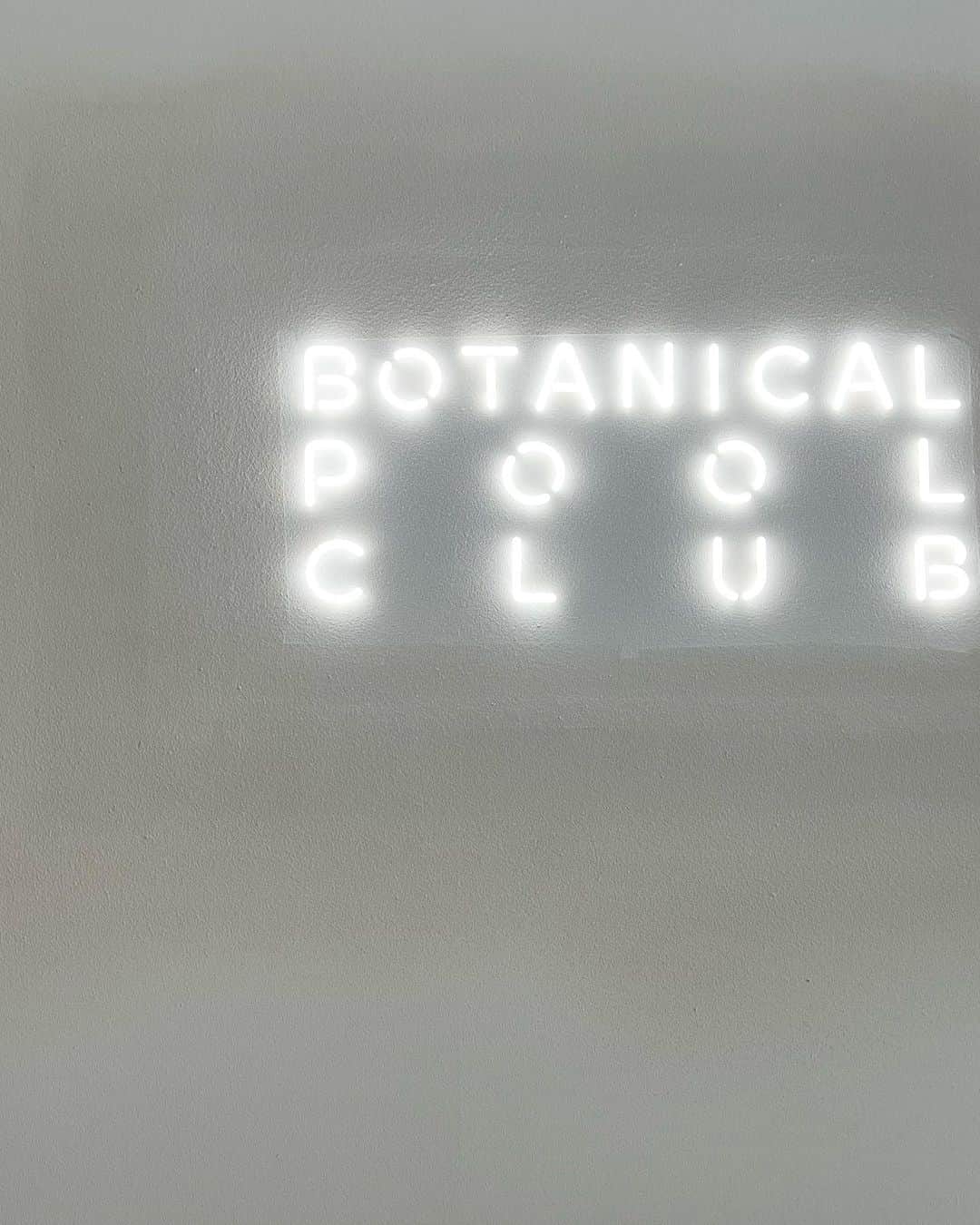 亜弥さんのインスタグラム写真 - (亜弥Instagram)「🌴 日本じゃないみたい…🌺 ほんと素敵なところ🤍  25日Openだよ🫶🏾 @botanicalpoolclub   #botanicalpoolclub  #bpc #pool #ボタニカルプールクラブ」8月22日 11時14分 - _ayaaa19_