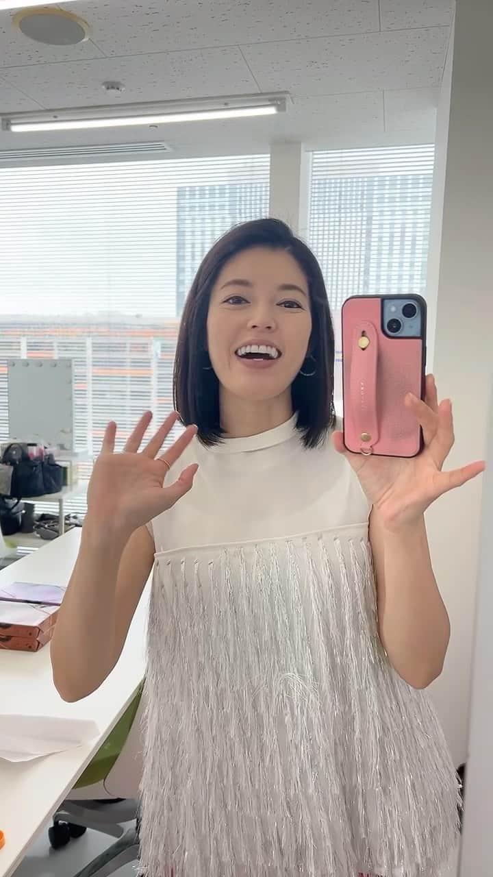 のインスタグラム：「今日のフジテレビ『ぽかぽか』は、 ＂愛花のカフカ＂があります🩷 テレビの前の皆さんも、リモコンのdボタンを押して、 奮ってご参加下さい📺 今回から全問正解した方の中から抽選で２０名様に、 現物のAicaカード3,000円分を、 郵送でプレゼント致します🎁 お楽しみに〜✨✨  #NYC #ニューヨーク #Barbie #バービー #pink #ピンク #フジテレビ #ぽかぽか #楽屋のお弁当リポート #神田愛花」