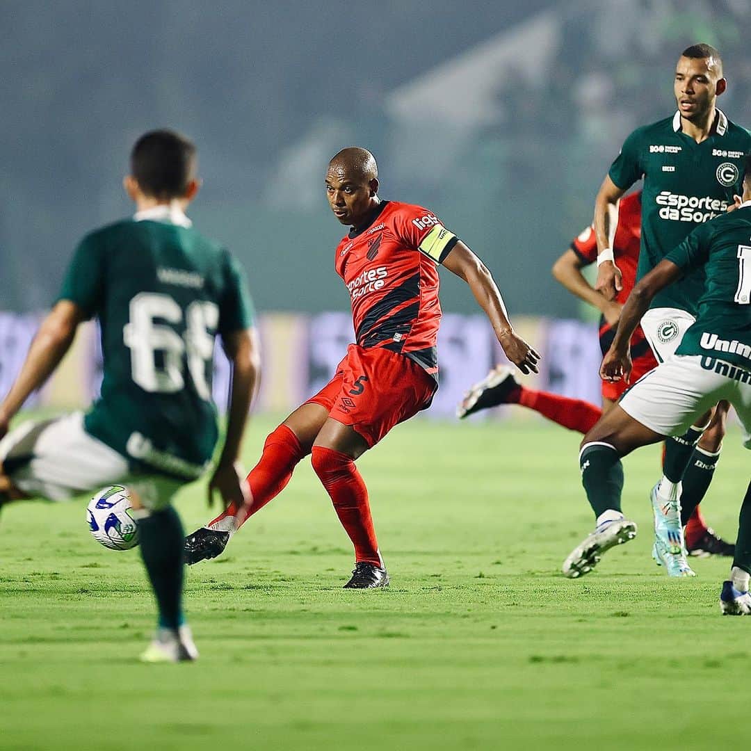 フェルナンジーニョのインスタグラム：「1 x 1.  #GOIÁSxCAP #campeonatobrasileiro」