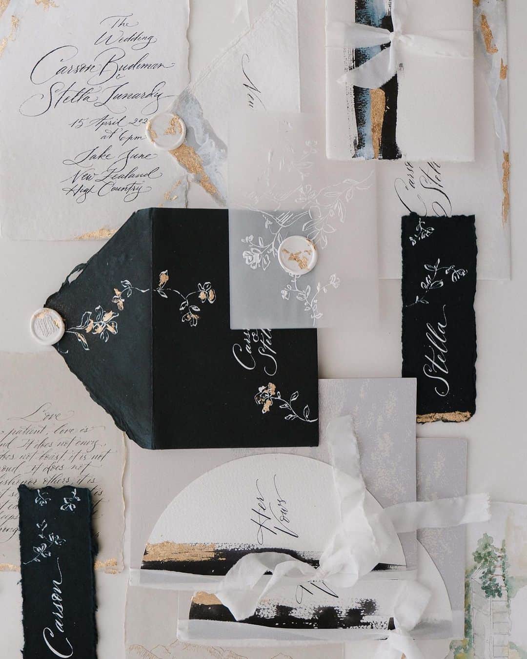 Veronica Halimのインスタグラム：「All-time favorite color palette: black, white, grey, and gold. This handmade keepsake bundle was created for Stella and Carson. Loving all the hand-painted texture against black, which makes it so chic! — #truffypi #カリグラフィー #カリグラフィースタイリング #モダンカリグラフィー #calligraphystyling #painting #weddingstationery #moderncalligraphy #handmadepaper  #paperlovers #ウェディング #ウェディングアイテム #カリグラファ #veronicahalim #スタイリング #prettypapers #weddingsuite #styledshootbundle  #ldvh」