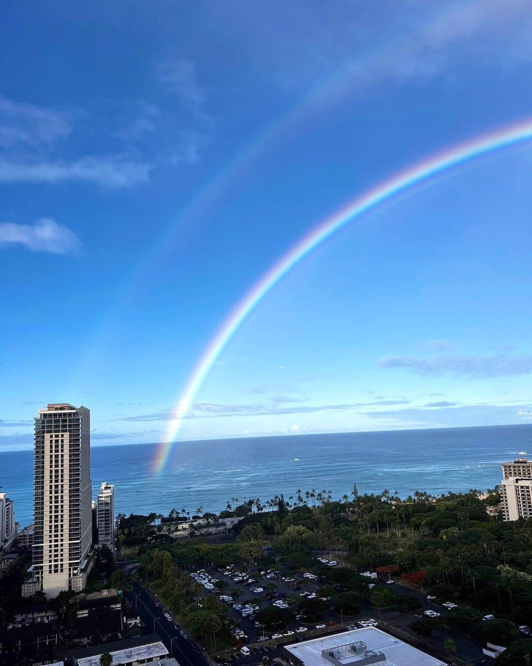 安岡あゆみさんのインスタグラム写真 - (安岡あゆみInstagram)「. Hawaii最終日の朝、虹がかかりました。 よく見ると、ハワイでは「幸運のサイン」と言われているDouble rainbow🌈 家族が顔を出してくれたようで、朝から心が温まりました。 最終日に現れるなんて粋なんでしょう。 今回の旅行でよりハワイが好きになりました😌 . . #hawaii #hawaiitrip #honolulu #ritzcarlton #ritzcarltonwaikiki #waikiki #rainbow #doublerainbow #ayumi_y_travel #ハワイ #ハワイ旅行 #ホノルル #リッツカールトンワイキキ #リッツカールトン #ワイキキ #虹 #ダブルレインボー」8月22日 11時12分 - ayumi_yasuoka