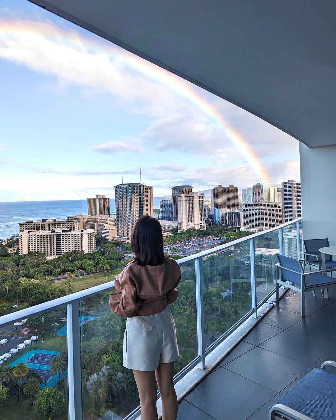 安岡あゆみさんのインスタグラム写真 - (安岡あゆみInstagram)「. Hawaii最終日の朝、虹がかかりました。 よく見ると、ハワイでは「幸運のサイン」と言われているDouble rainbow🌈 家族が顔を出してくれたようで、朝から心が温まりました。 最終日に現れるなんて粋なんでしょう。 今回の旅行でよりハワイが好きになりました😌 . . #hawaii #hawaiitrip #honolulu #ritzcarlton #ritzcarltonwaikiki #waikiki #rainbow #doublerainbow #ayumi_y_travel #ハワイ #ハワイ旅行 #ホノルル #リッツカールトンワイキキ #リッツカールトン #ワイキキ #虹 #ダブルレインボー」8月22日 11時12分 - ayumi_yasuoka