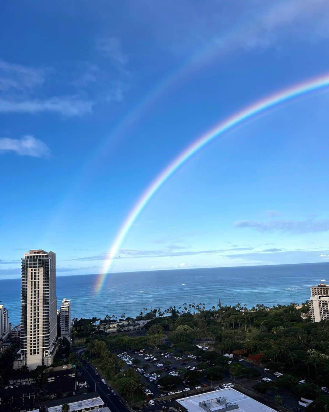 安岡あゆみのインスタグラム：「. Hawaii最終日の朝、虹がかかりました。 よく見ると、ハワイでは「幸運のサイン」と言われているDouble rainbow🌈 家族が顔を出してくれたようで、朝から心が温まりました。 最終日に現れるなんて粋なんでしょう。 今回の旅行でよりハワイが好きになりました😌 . . #hawaii #hawaiitrip #honolulu #ritzcarlton #ritzcarltonwaikiki #waikiki #rainbow #doublerainbow #ayumi_y_travel #ハワイ #ハワイ旅行 #ホノルル #リッツカールトンワイキキ #リッツカールトン #ワイキキ #虹 #ダブルレインボー」