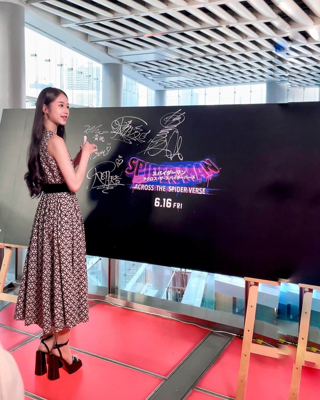 天翔天音のインスタグラム：「🎞  6月に 映画「スパイダーマン ACROSS THE SPIDER VERSE」 レッドカーペットに出演しました。🎬  ありがとうございました🌹  昔から観ているスパイダーマンシリーズ🕸 今作も、新感覚のアニメーションがとても新鮮でした！  #天翔天音 #レッドカーペット #映画 #スパイダーマン #05 #ドレスアップ」
