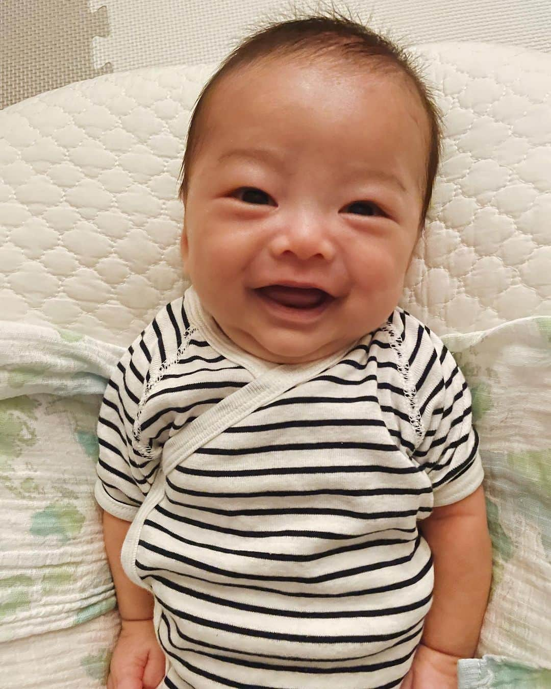 菊地舞美のインスタグラム：「👶🏻 ___________________________  無事2ヶ月検診終了(´◡͐`)  体重は2ヶ月で倍以上増えたけど 身長の方が伸びていて 痩せ型baby👶🏻  おそらく👨🏻似だな。  急に満面の笑みを見せてくれるようになり、音にも反応し始め🎵  ケツメイシが大好きで、音を少し大きめでかけると泣き止み寝るように。笑  てるみ🐶とも仲良く？過ごしています🌈  こんなに長い2ヶ月は体験したことがないくらい毎日が濃くて、正直大変だったけど…この笑顔を初めて見た時に全て吹っ飛んだ✈️  夫婦で感動して泣きました😂  と思ったら次の日は一日中グズリDAY。 エキサイティングな毎日を過ごしています！  仕事復帰まで1ヶ月を切ったので、少しずつリハビリをはじめなきゃ。。 （お化粧の仕方覚えてるかな、朝間に合うかな、ご飯何時に食べたらいいんだ？と頭が🌀体力も戻したい。）  ——  #男の子ベビー #男の子ママ #baby #babyboy #生後2ヶ月 #産後ダイエット #産後ケア #産後トレーニング #産後ピラティス」