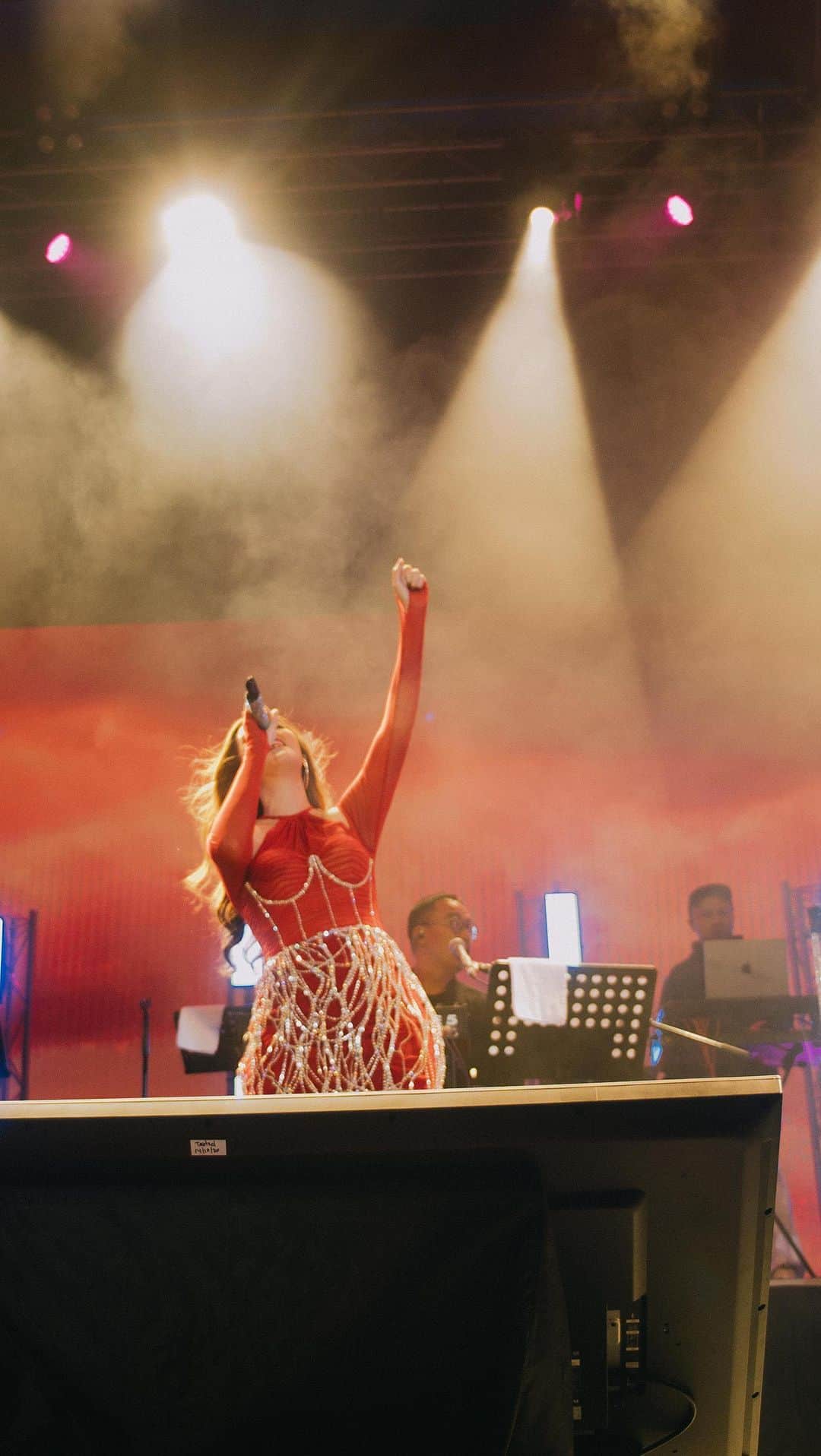 Raisa Andrianaのインスタグラム：「*Rotate your phone* An energetic night with the crowd of @rwsentosa Singapore! Thank you for sharing your heart with me, hope you enjoyed our performance! With love, Raisa.」