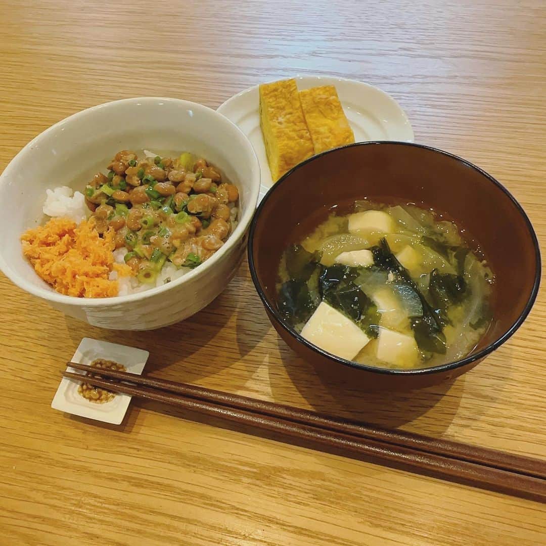 石川梨華のインスタグラム：「朝ごはん🍚  納豆と鮭明太のせごはん ワカメと玉ねぎと豆腐のお味噌汁 だし巻き卵  美味しかった😋  #石川梨華 #モーニング娘og #リアル梨華 #二児の母 #年子やんちゃボーイズ #朝ごはん」