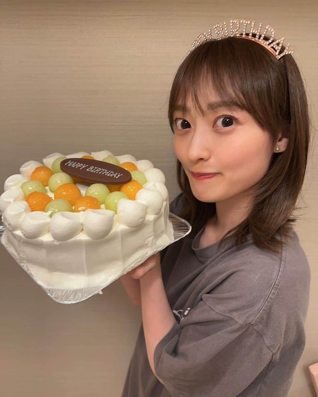 三秋里歩（小谷里歩）さんのインスタグラム写真 - (三秋里歩（小谷里歩）Instagram)「🎉𝟚𝟡🥂💫 . 29歳になれました🥰 自分が母親になって、 お母さんとお父さんに感謝する日々です🥹 29歳も楽しく健康に過ごせますように🫶 ①せっかくなので8月に撮った写真を集めてみました🧚‍♀️✨ ②せっかくなので29年前に産まれた時間に投稿してみました🐣」8月24日 17時25分 - ripopo_824