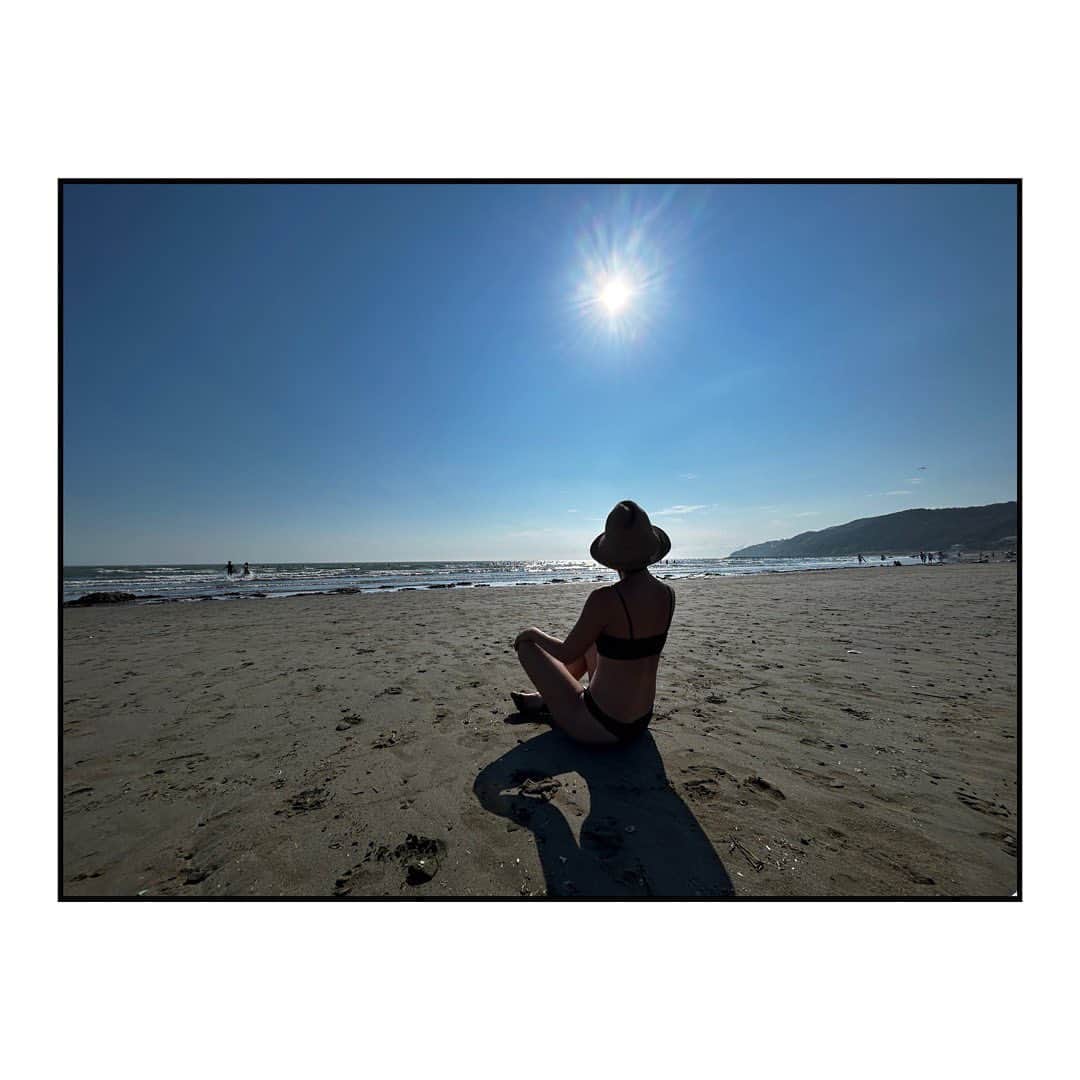 藤田敦子のインスタグラム：「ㅤ Natsu☀️🏖️  わたしの好きな芸能人が 「だから何だ」な写真をご自身もUPした上で “よく考えて欲しい。インスタには 「だから何だ」という写真が溢れている” っておっしゃってたんだが、本当にそうやし わたしもそのようにしてみてる。  #summer #beach #natsu #日本の夏」