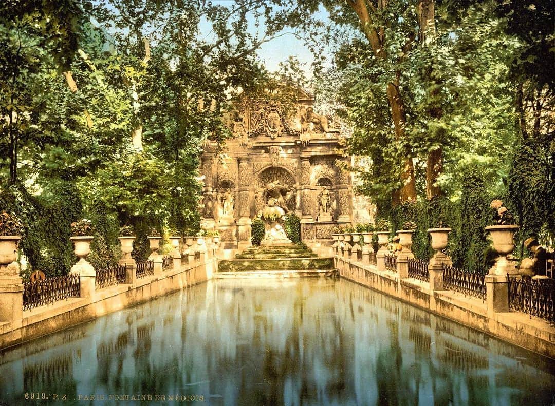 フランス大使館のインスタグラム：「昨日は #噴水の日⛲️ フランスの最も美しい噴水の１つであるパリのリュクサンブール公園の噴水は1630年ごろにマリー・ド・メディシスの命により建設されました🇫🇷✨ギリシャ神話に出てくる有名な神々たちに飾られた、とても美しい噴水です❤️」
