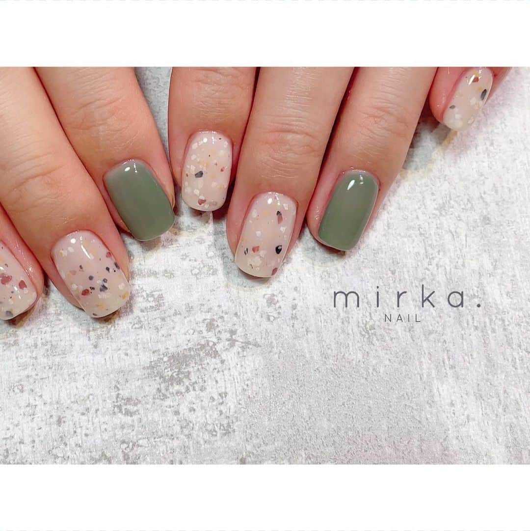 mirka. NAIL(ミルカネイル)のインスタグラム：「⁡ ⁡ ⁡ つぶつぶとグリーン𓅿 ⁡ ⁡ ………………………………………………………… ⁡ ご予約、お問い合わせは LINE ID⇒ @mirka.nail (@含む)まで。 ⁡ ご新規様はハイライトの「ご案内」と「ご予約方法」を必ずお読みいただいてからご予約くださいますようお願いいたします。 空き状況や詳細はLINEの投稿からご確認ください。 ⁡ ⁡ ⁡ ⁡ #mirkanail#nails#nail#nailart#naildesign #ショートネイル#ネイルアート#ネイルデザイン#ネイル#大人ネイル#シンプルネイル#オフィスネイル#ニュアンスネイル#ナチュラルネイル#カジュアルネイル#ショートネイルデザイン#美甲#夏ネイル#夏ネイル2023 #プライベートサロン#プライベートネイルサロン#東京ネイルサロン#東京ネイル#江東区ネイルサロン#森下#清澄白河 ⁡」