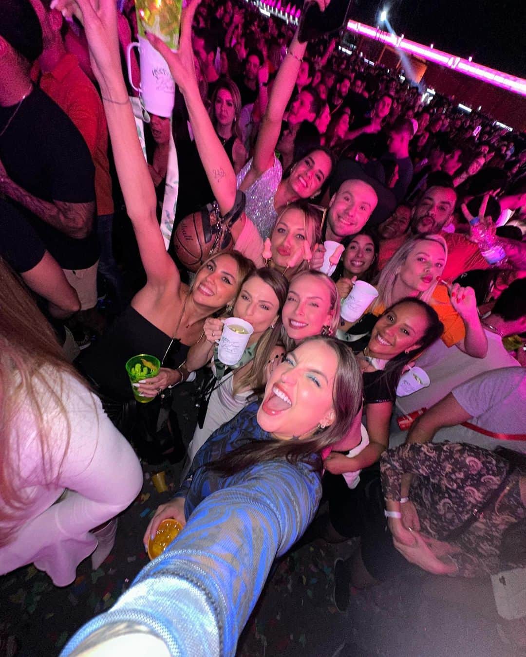 Bruna Unzuetaのインスタグラム：「Aiiiai @farraial ! Bem que podia ter todo mês né? @agenciainhaus 🫣🤭😂 a despedida de solteira da @louestaniecki foi apocalíptica 😂😂😂」