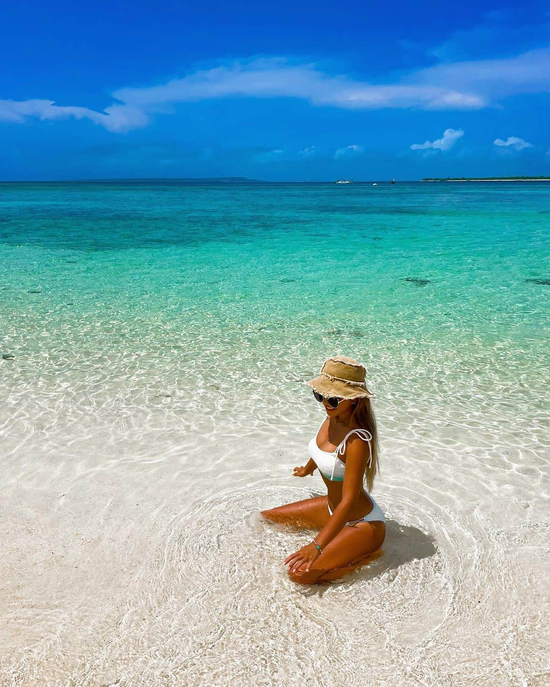 ちゃんもりさんのインスタグラム写真 - (ちゃんもりInstagram)「特技🏝️宮古島のビーチの写真見たらだいたいどこのビーチか分かる☝🏽🏝️ . . . #来間ビーチ#伊良部ビーチ#リゾートバイト募集#リゾバ女子海ガール#宮古島life#宮古島移住#宮古島ビーチ#宮古島観光#宮古島旅行#伊良部ブルー#プライベートビーチ#ビキニコーデ#東南アジアの海#ブラジリアンビキニ#三角ビキニ#白ビキニ#ビキニ女子#ビキニガール#黒肌女子#ビキニ焼け#宮古島#宮古島ガール#離島暮らし#離島生活#bikinigirl#miyakoisland#miyakojima」8月22日 11時41分 - xx817.a