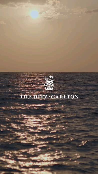 リッツ・カールトンのインスタグラム：「Share crafted moments, soak up the serene, and watch sunset splash across the surf — explore the coastal life perfected The Ritz-Carlton, #Naples.」