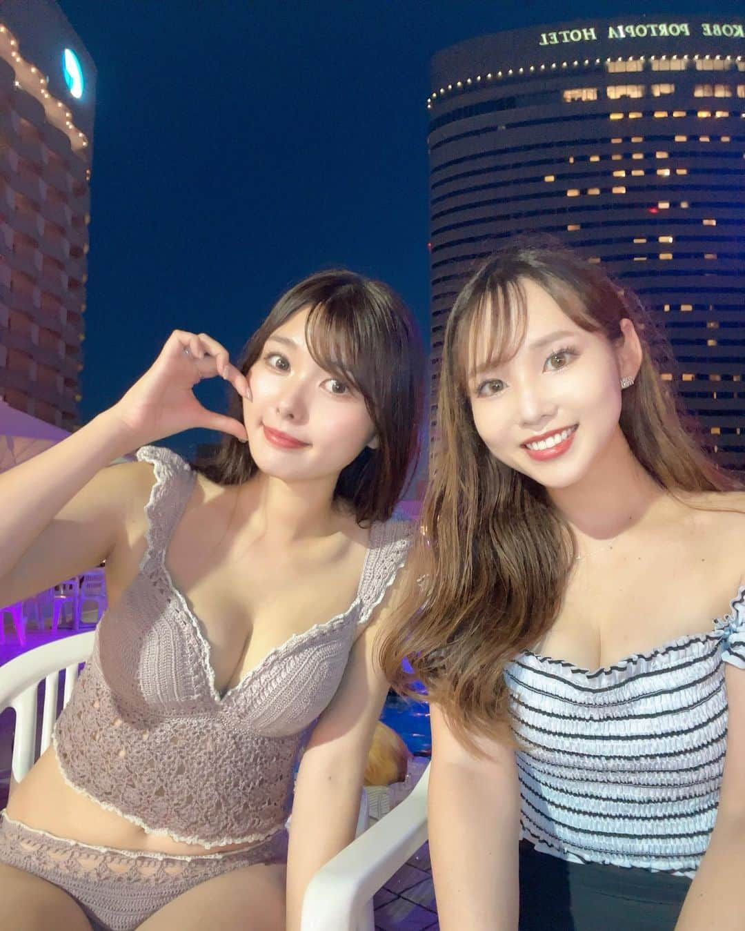 YOUKORINのインスタグラム：「Kobe Portopia Hotel👙💓 @kobe_portopiahotel   えみとナイトプール🌺 へんな筋肉痛になるぐらい遊んだ🤣 打ち合わせなくてもゴーグル 持ってくるタイプの2人👯‍♀️笑  #神戸#Kobe#portopiahotel #神戸ポートピアホテル#神戸ポートピアホテルナイトプール#ナイトプール#nightpool#関西#bikini#水着#水着👙」