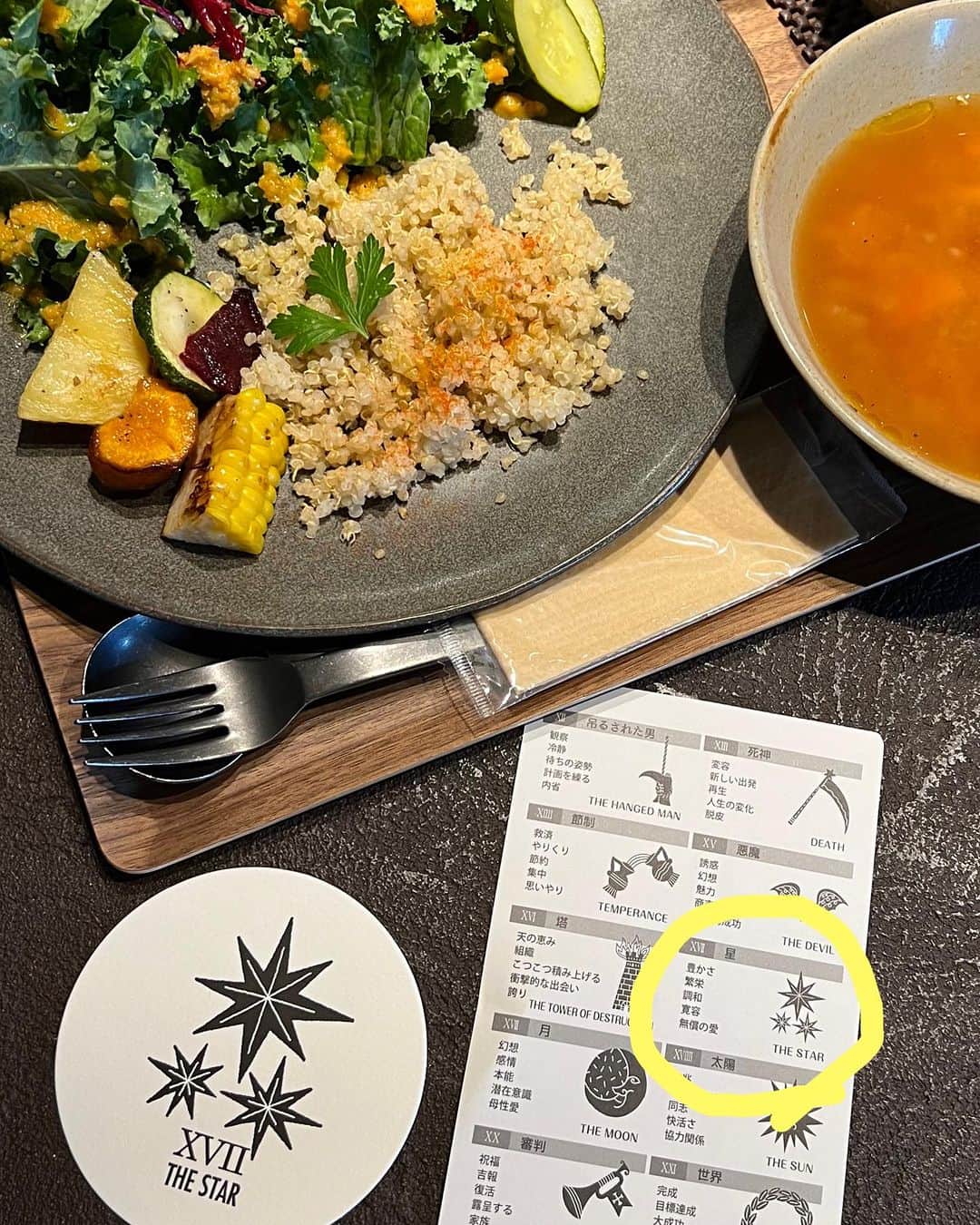 川田御早希さんのインスタグラム写真 - (川田御早希Instagram)「気になっていた浅草橋の「カフェタロー」へ☆ 渡されたコースターが、おみくじのように簡易タロット占いになっていました！ お料理も植物由来の材料でヘルシー☆ なんと奇遇にも、友人のお母様のご友人が経営するカフェでした⁉︎また、行こうと思います！  #cafetarot  #カフェタロー  #浅草橋カフェ  #ヴィーガンカフェ東京」8月22日 11時48分 - misaki_kawada