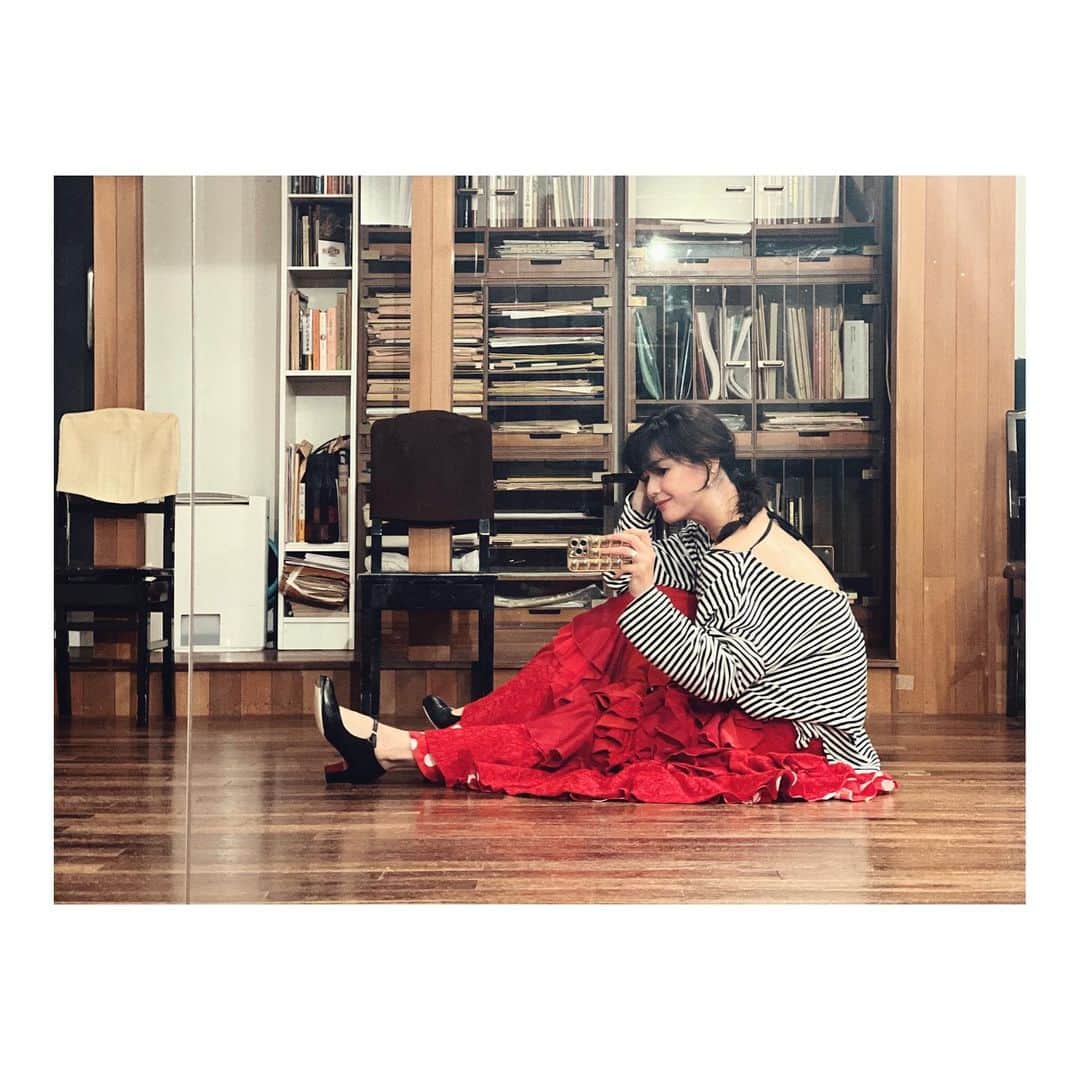 知花くららのインスタグラム：「フラメンコ。お稽古場。 ちょっとだけ自主練中。  衣装って意外と重いのよね」