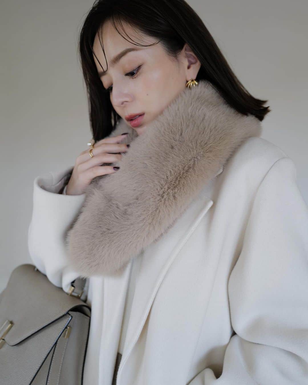 中村麻美さんのインスタグラム写真 - (中村麻美Instagram)「ánuans 2023 OUTER COLLECTION ⁡ ファーティペットも発売します♡ 首元にさらっと巻くだけで一気に華やかな印象にしてくれる✨ ⁡ 毛足の長さが短すぎず長すぎず、 程よいボリューム感のフェイクファーを使用しています💡 ⁡ そして合わせているリバーロングチェスターコートも とてもおすすめなコートです◎ ⁡ 無駄なデザインを削ぎ落としたミニマルなコート。 ぎゅっと目の詰まった、適度なハリのある尾州のウール100%素材を使用し、高級感たっぷりのリバーコートに仕上がっています✨ ⁡ こちらも着回し力抜群で、大活躍してくれること間違いなしのアイテム☺️ ⁡ #anuans #anuans_2023aw  #outercollection #preorder」8月22日 11時52分 - asami_nakamura_