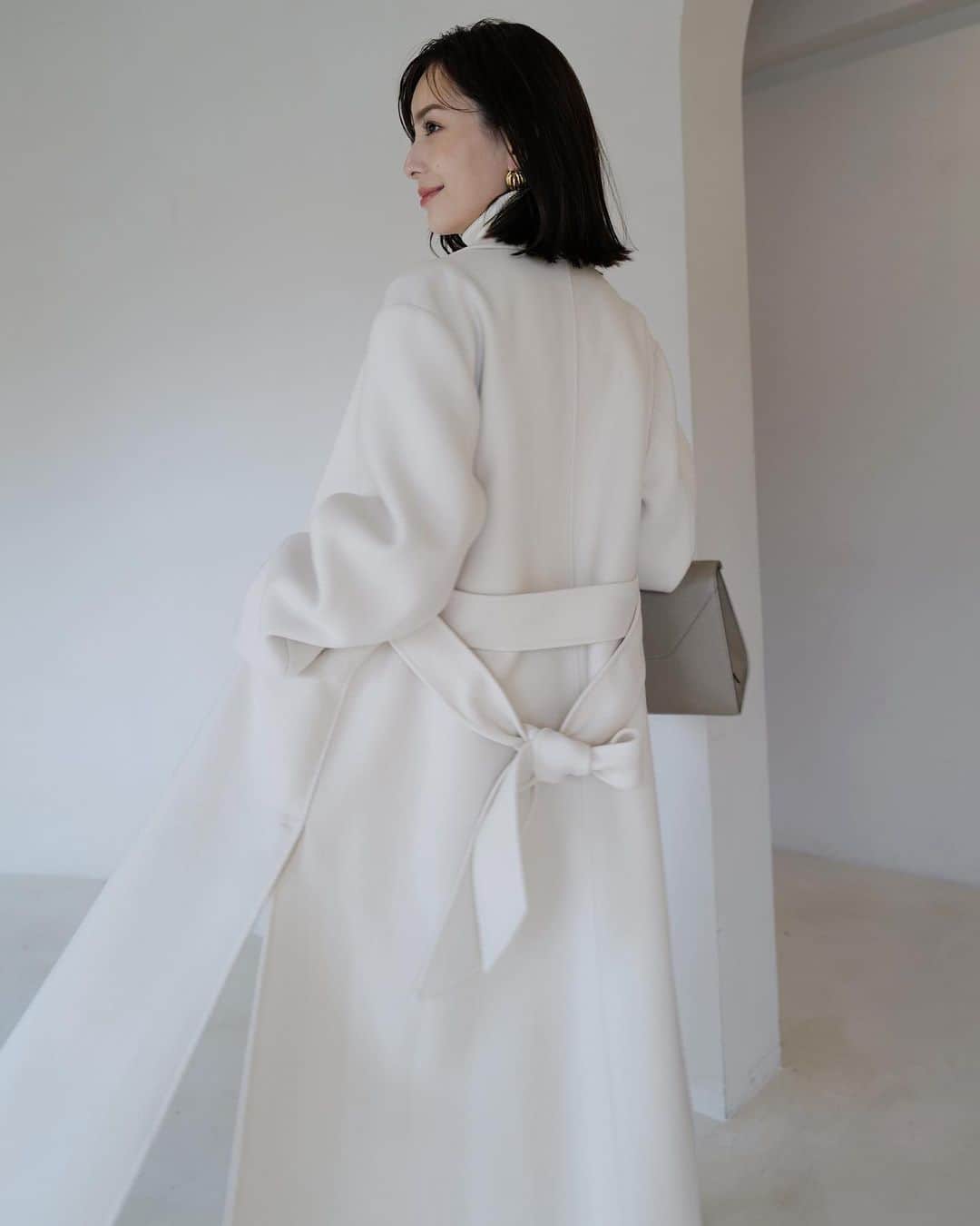 中村麻美さんのインスタグラム写真 - (中村麻美Instagram)「ánuans 2023 OUTER COLLECTION ⁡ ファーティペットも発売します♡ 首元にさらっと巻くだけで一気に華やかな印象にしてくれる✨ ⁡ 毛足の長さが短すぎず長すぎず、 程よいボリューム感のフェイクファーを使用しています💡 ⁡ そして合わせているリバーロングチェスターコートも とてもおすすめなコートです◎ ⁡ 無駄なデザインを削ぎ落としたミニマルなコート。 ぎゅっと目の詰まった、適度なハリのある尾州のウール100%素材を使用し、高級感たっぷりのリバーコートに仕上がっています✨ ⁡ こちらも着回し力抜群で、大活躍してくれること間違いなしのアイテム☺️ ⁡ #anuans #anuans_2023aw  #outercollection #preorder」8月22日 11時52分 - asami_nakamura_