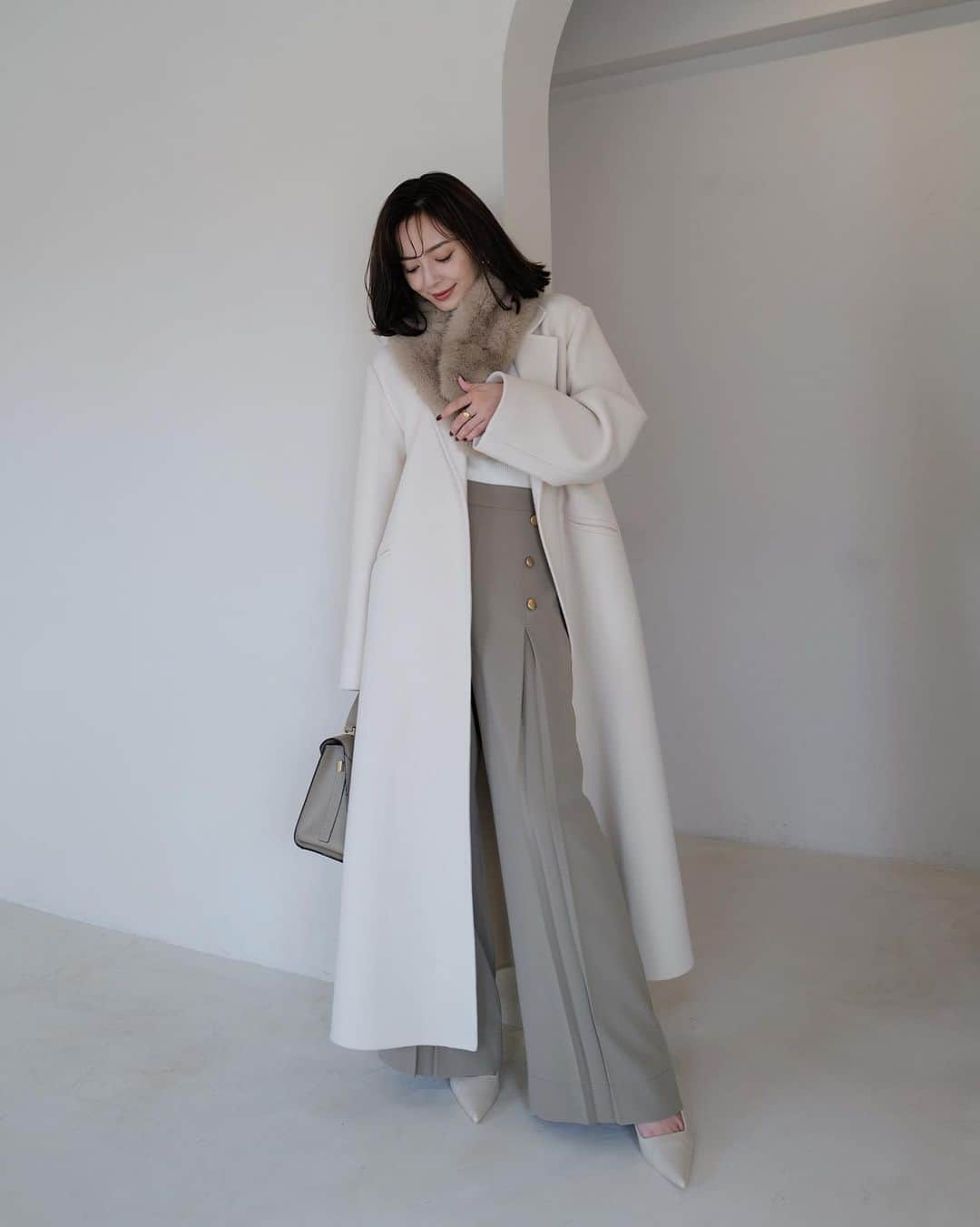 中村麻美さんのインスタグラム写真 - (中村麻美Instagram)「ánuans 2023 OUTER COLLECTION ⁡ ファーティペットも発売します♡ 首元にさらっと巻くだけで一気に華やかな印象にしてくれる✨ ⁡ 毛足の長さが短すぎず長すぎず、 程よいボリューム感のフェイクファーを使用しています💡 ⁡ そして合わせているリバーロングチェスターコートも とてもおすすめなコートです◎ ⁡ 無駄なデザインを削ぎ落としたミニマルなコート。 ぎゅっと目の詰まった、適度なハリのある尾州のウール100%素材を使用し、高級感たっぷりのリバーコートに仕上がっています✨ ⁡ こちらも着回し力抜群で、大活躍してくれること間違いなしのアイテム☺️ ⁡ #anuans #anuans_2023aw  #outercollection #preorder」8月22日 11時52分 - asami_nakamura_